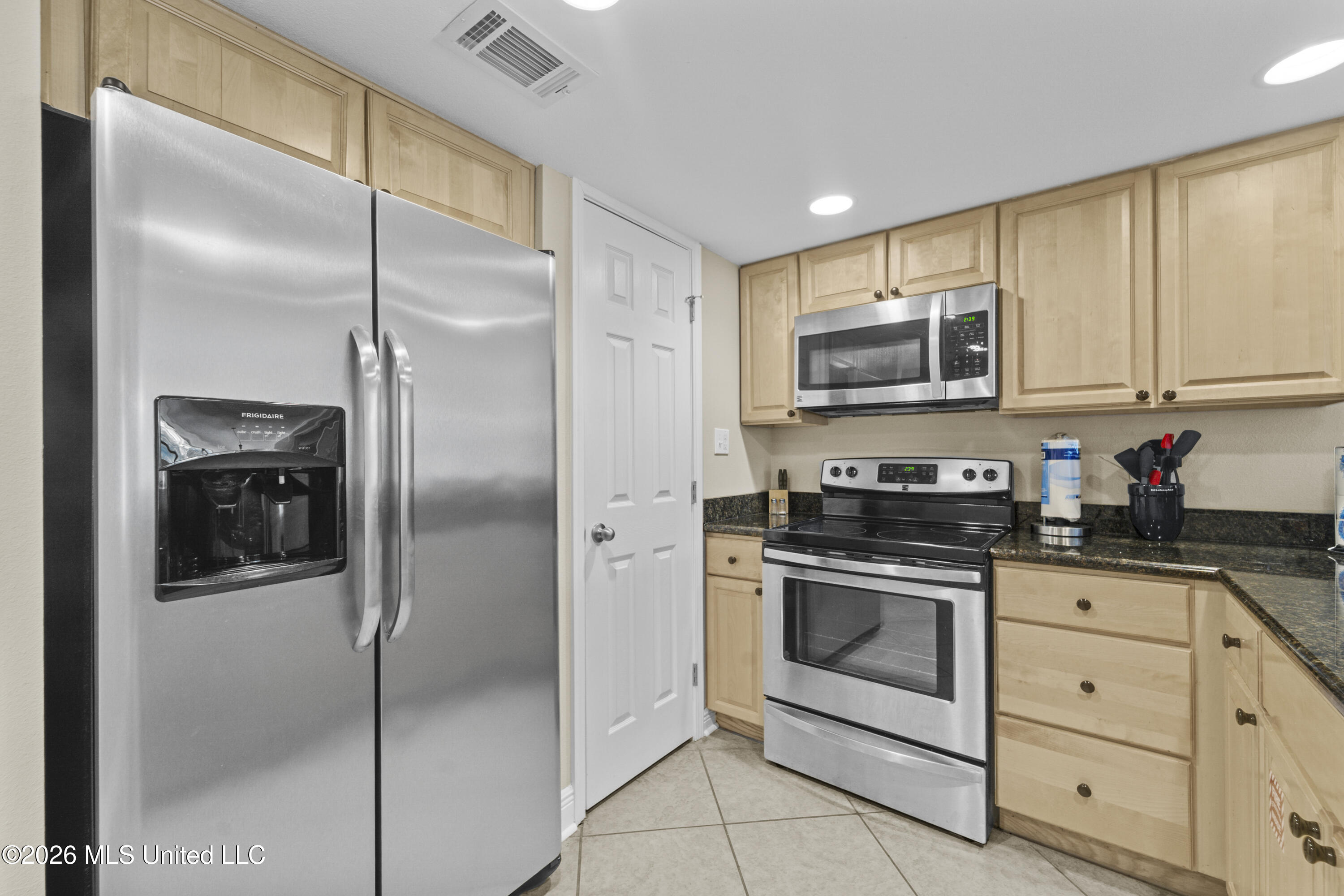 2046 Beach Boulevard Property Photo 3