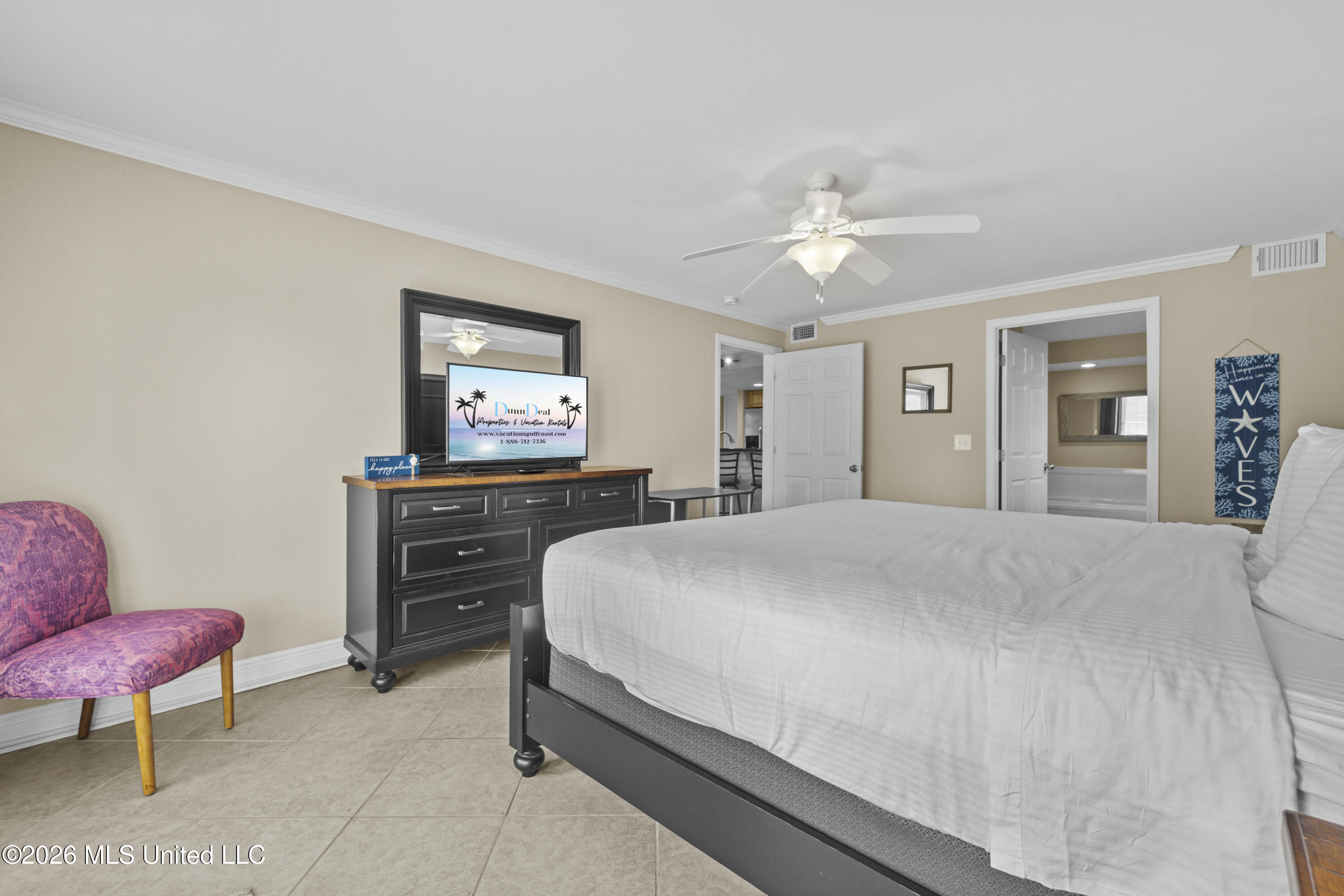 2046 Beach Boulevard Property Photo 7