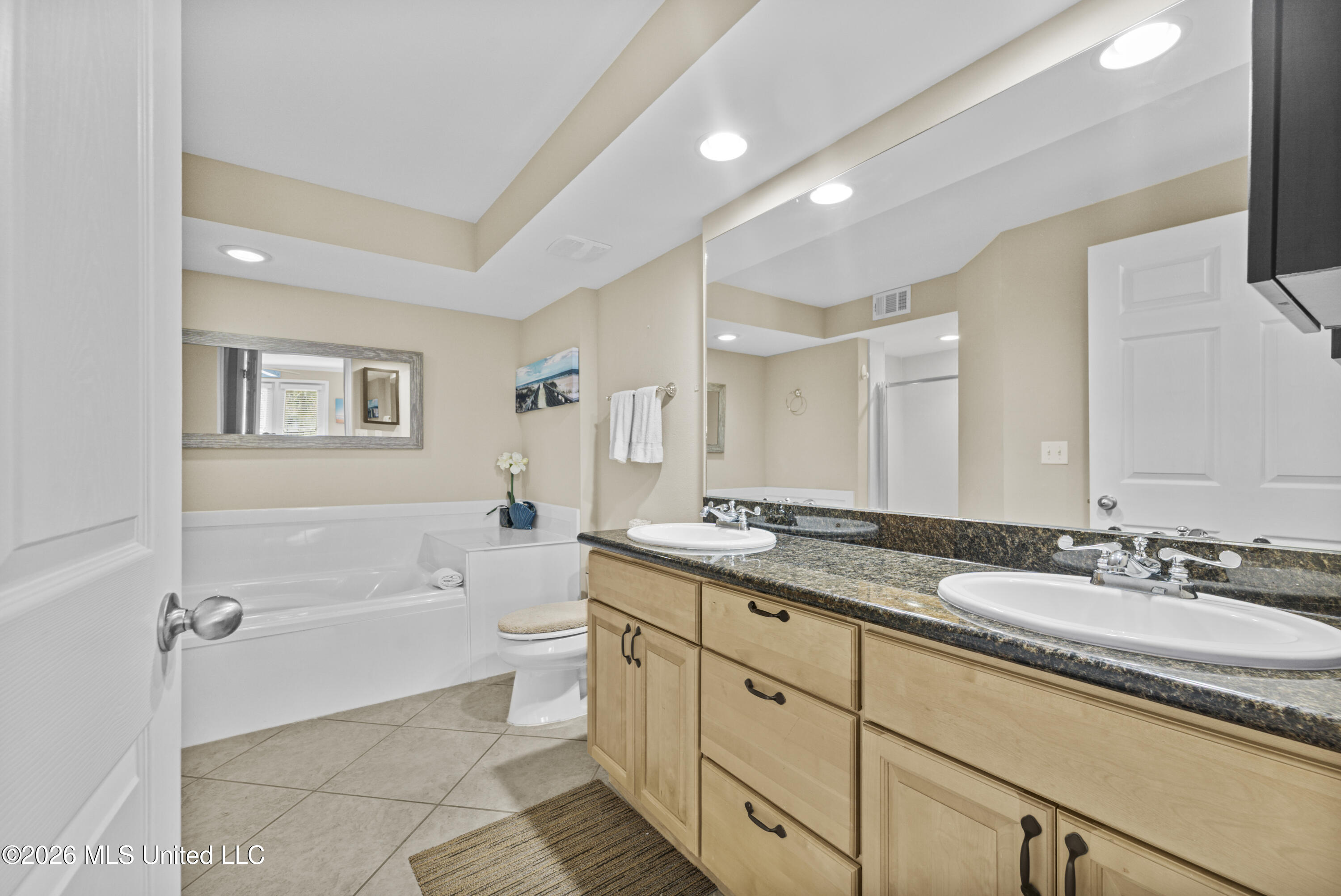 2046 Beach Boulevard Property Photo 8