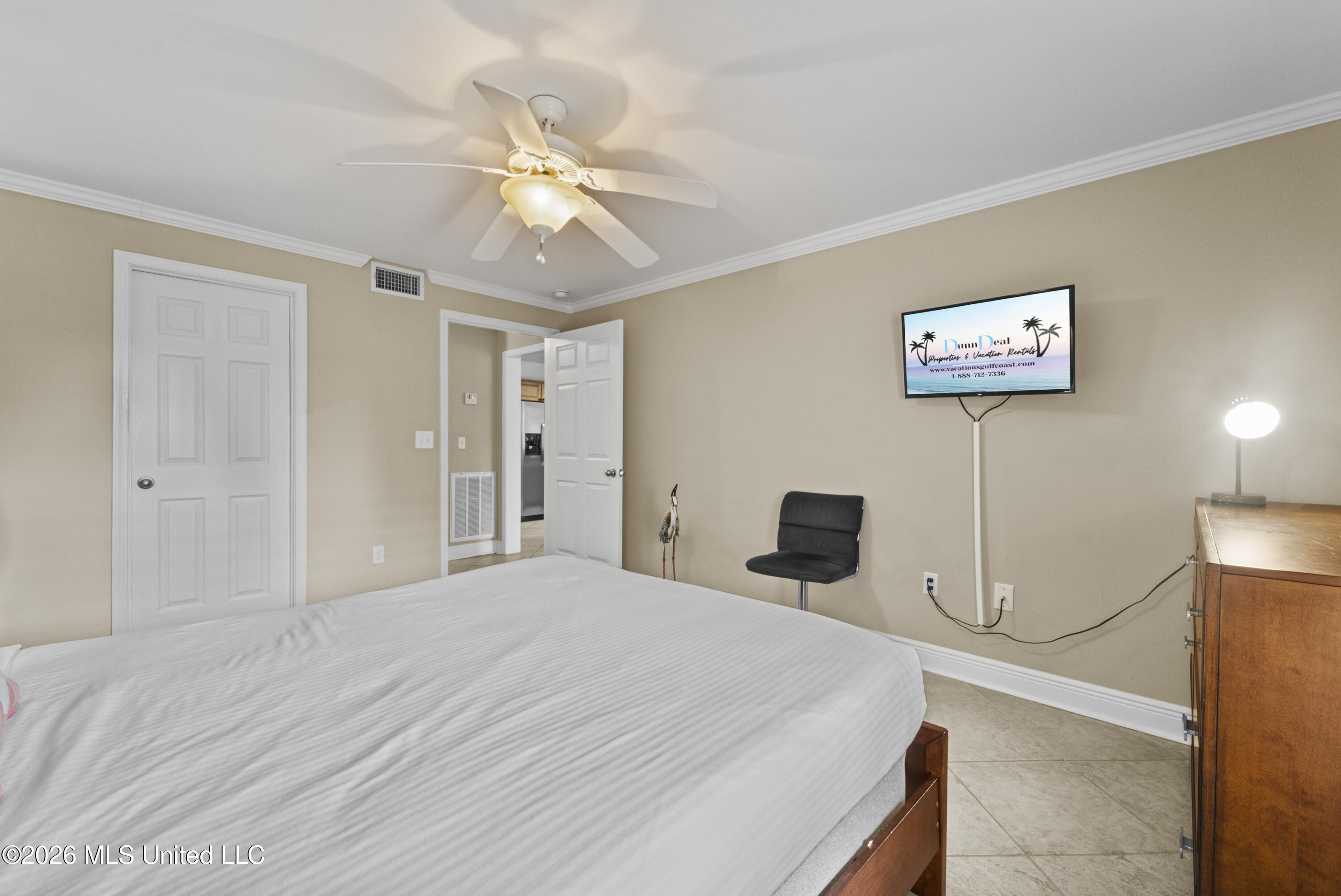 2046 Beach Boulevard Property Photo 13