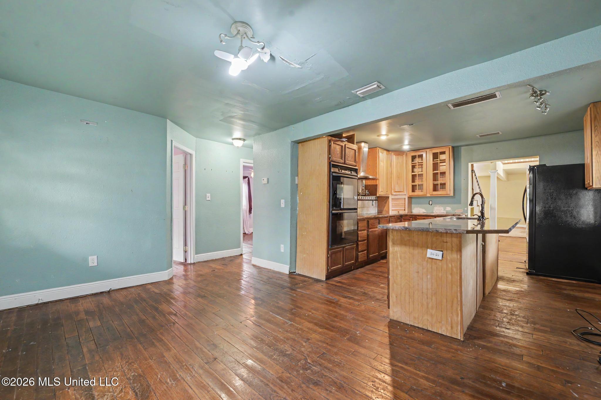 1112 Communy Avenue Property Photo 4