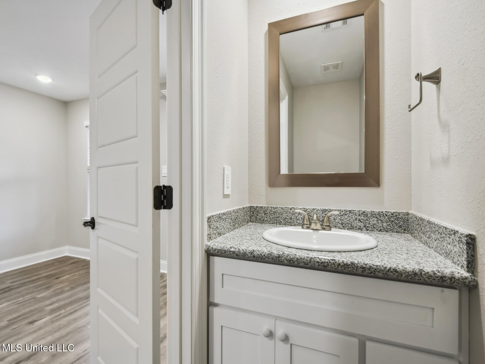 13324 Dee Avenue Property Photo 9