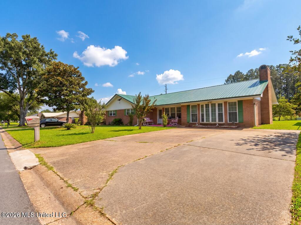 35 Fleetwood Drive Property Photo 2