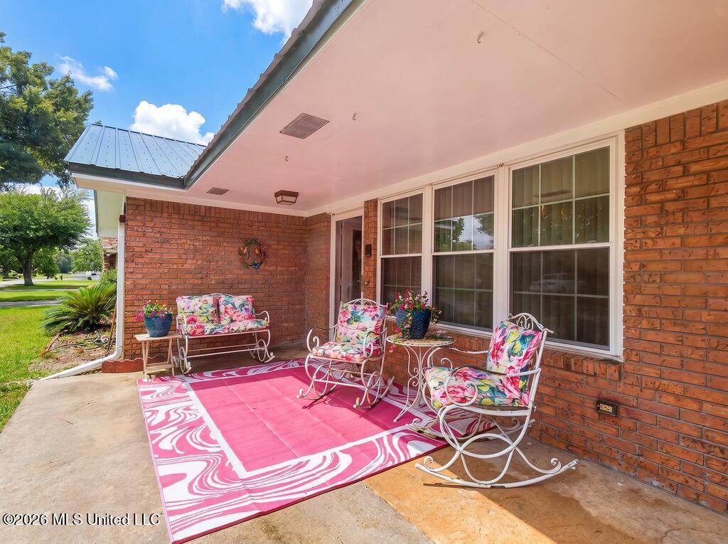35 Fleetwood Drive Property Photo 4