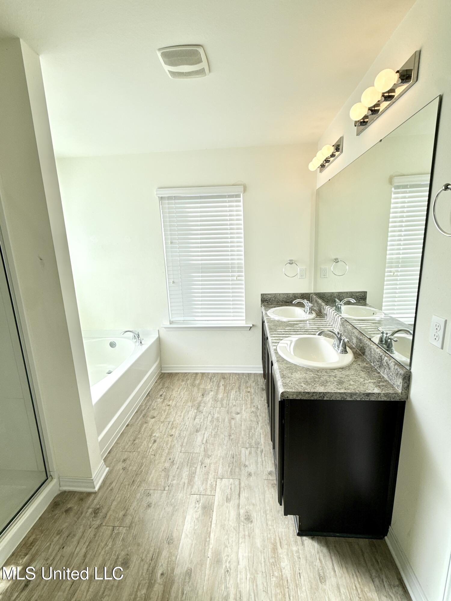 49 Whisperwood Lane Property Photo 12