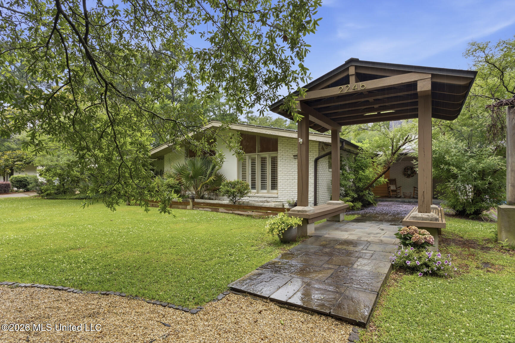 2246 Greenbriar Drive Property Photo 1