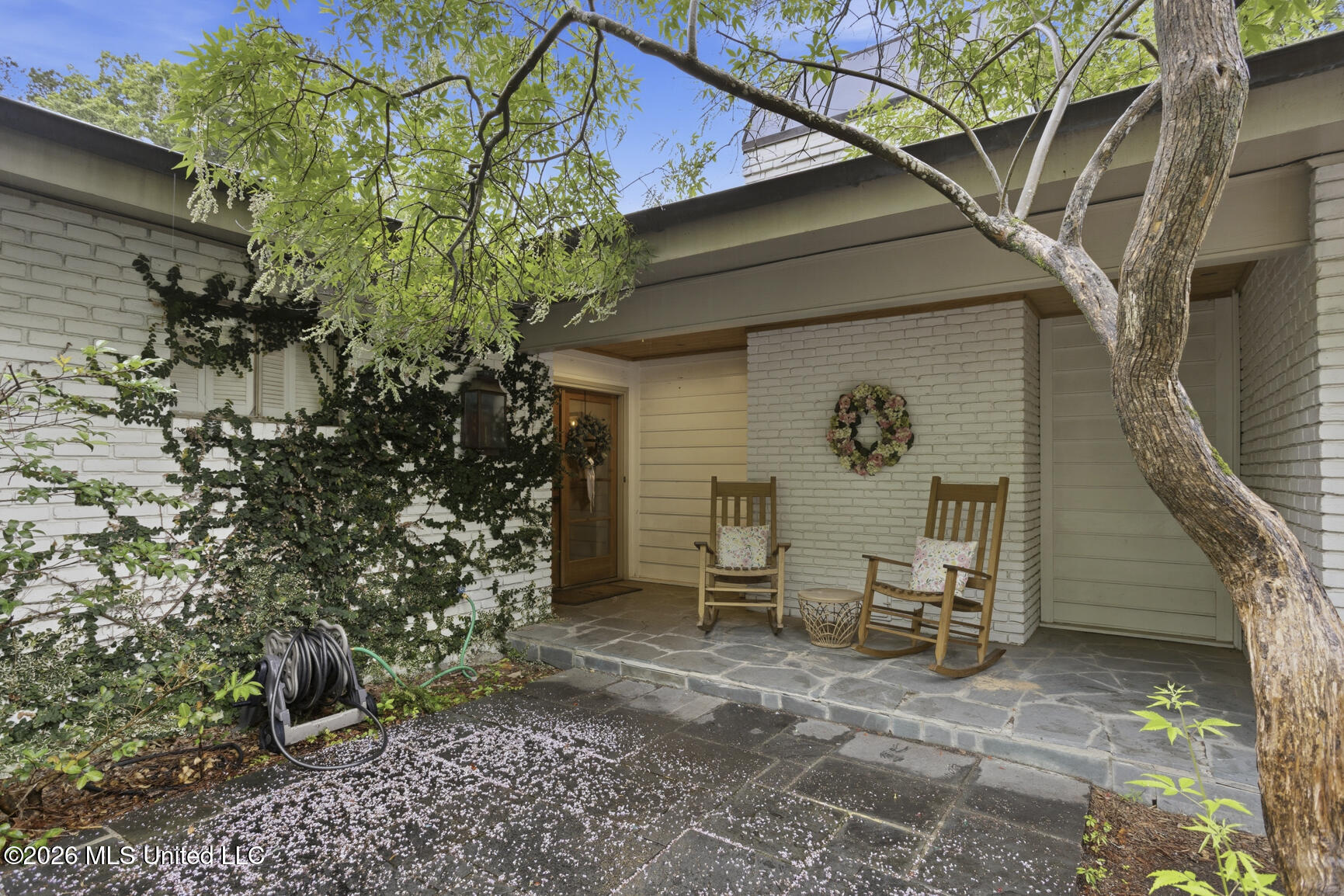 2246 Greenbriar Drive Property Photo 2
