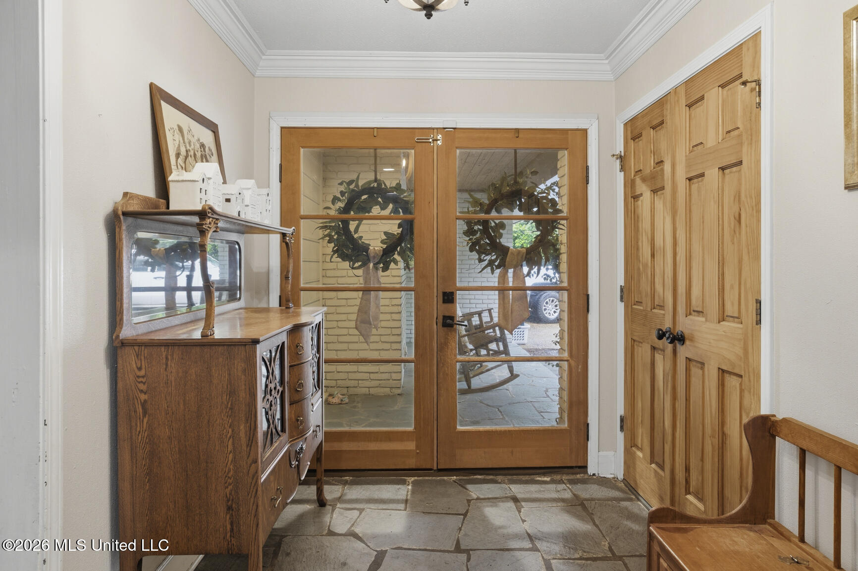 2246 Greenbriar Drive Property Photo 3