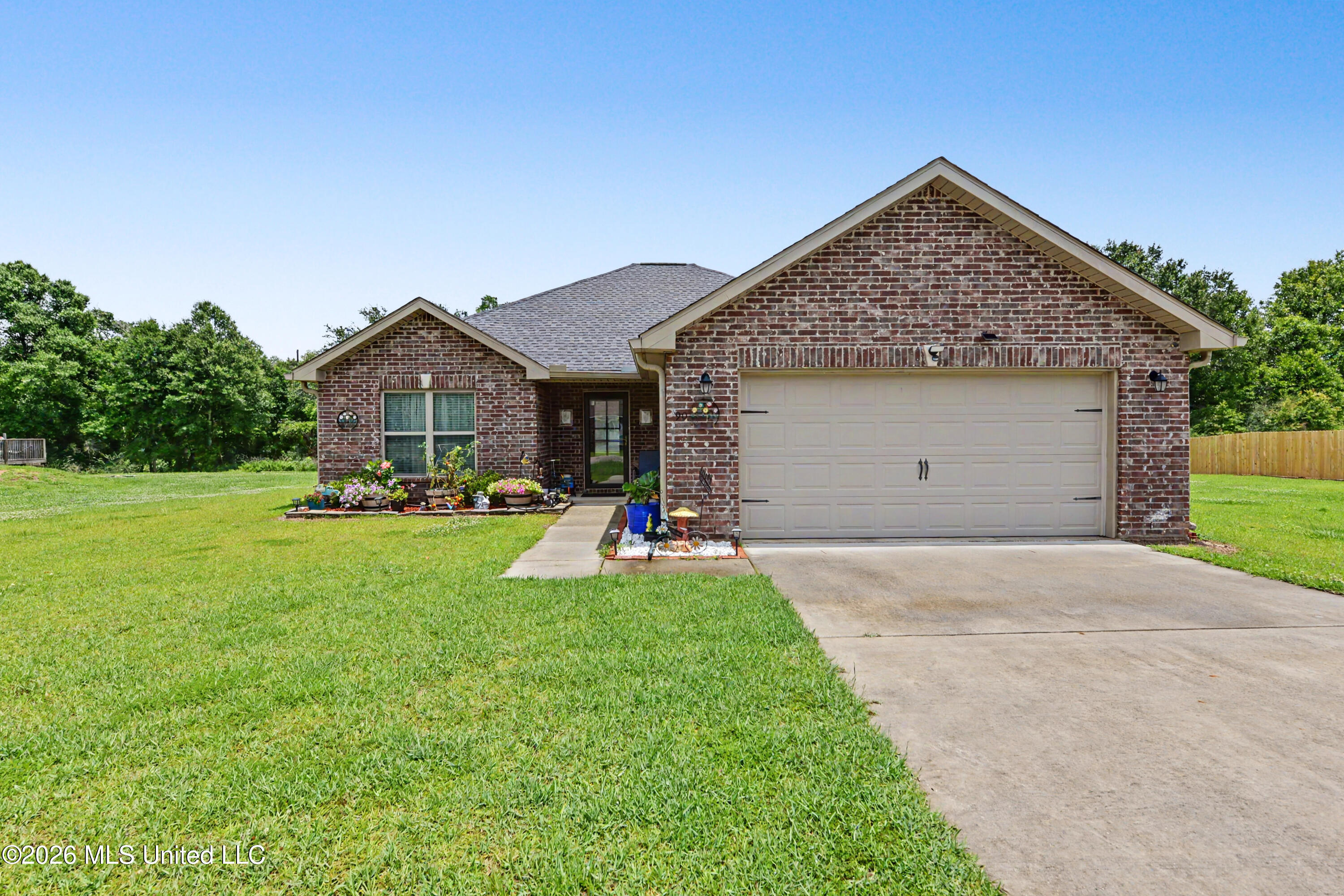90 Hunters Trace Property Photo 1