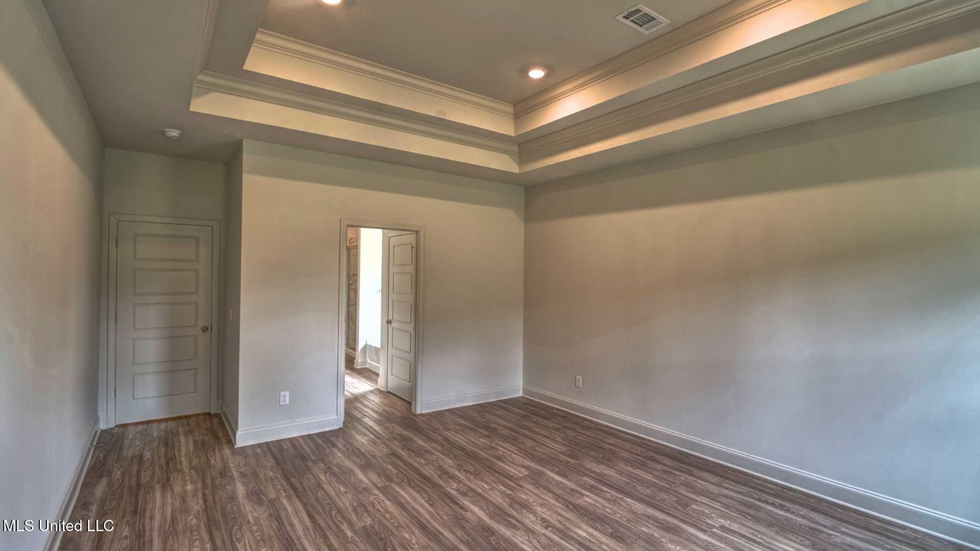 303 Castlewood Circle Property Photo 3