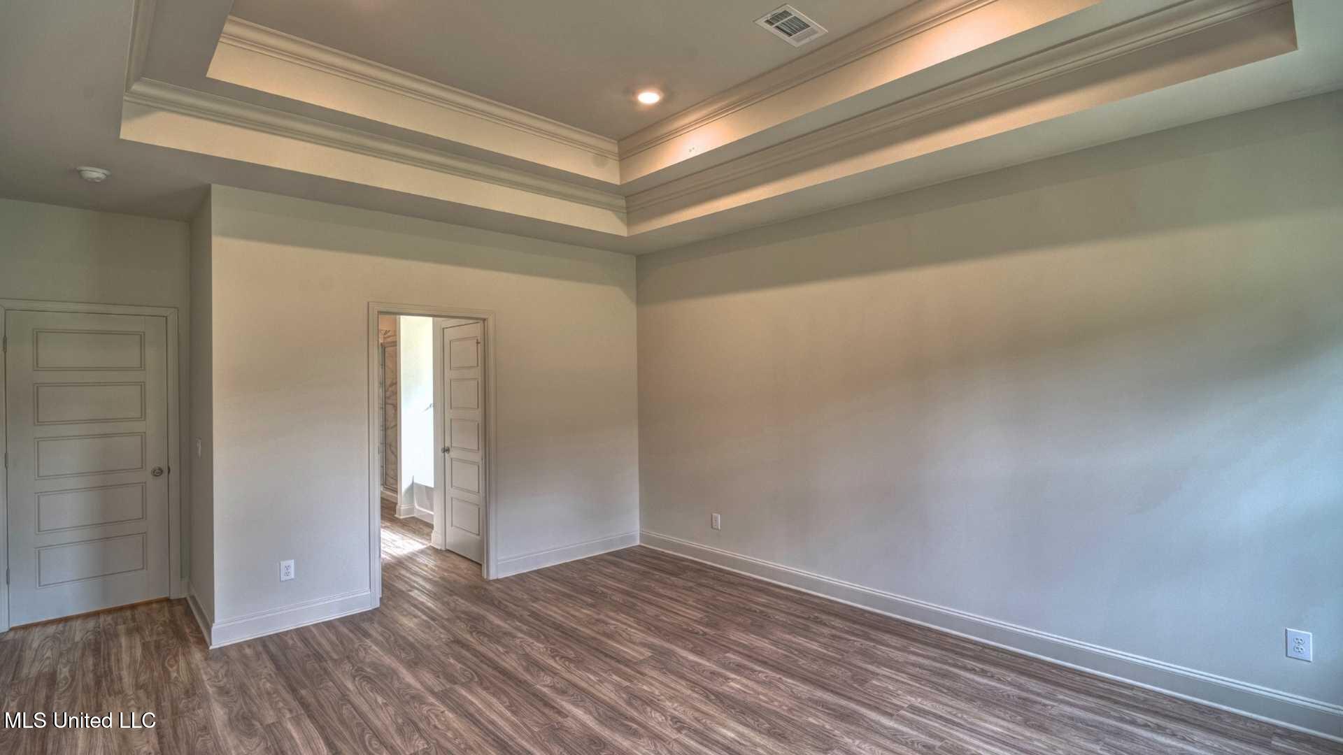 303 Castlewood Circle Property Photo 4