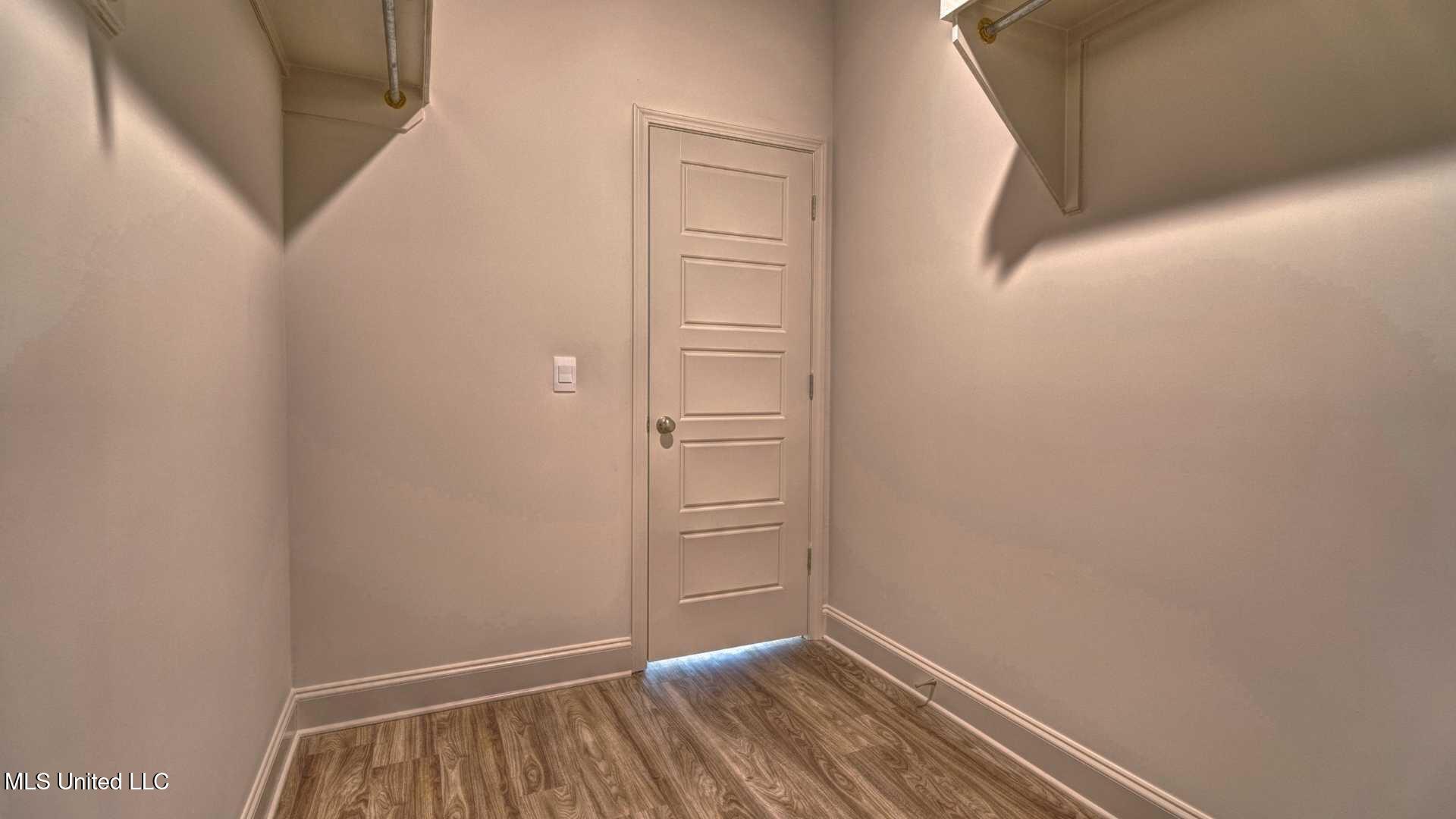 303 Castlewood Circle Property Photo 12