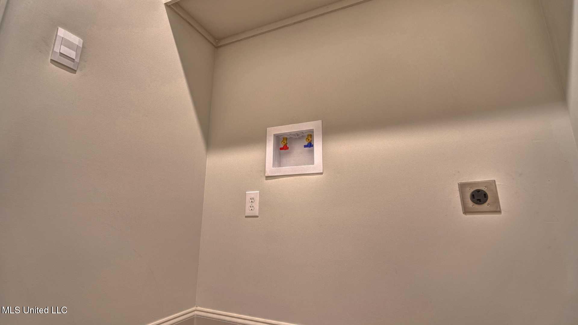 303 Castlewood Circle Property Photo 21