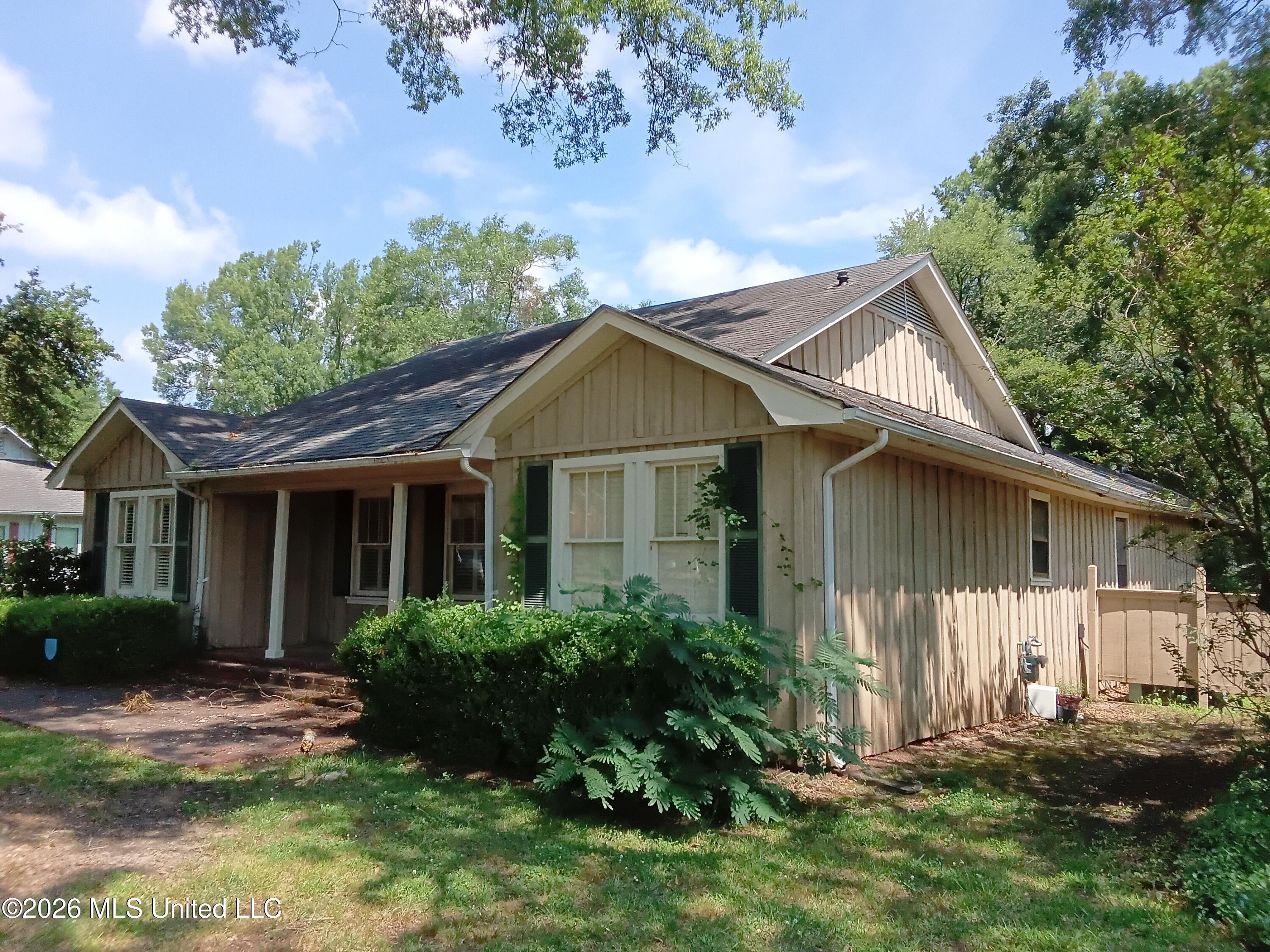 607 E Percy Street Property Photo 5