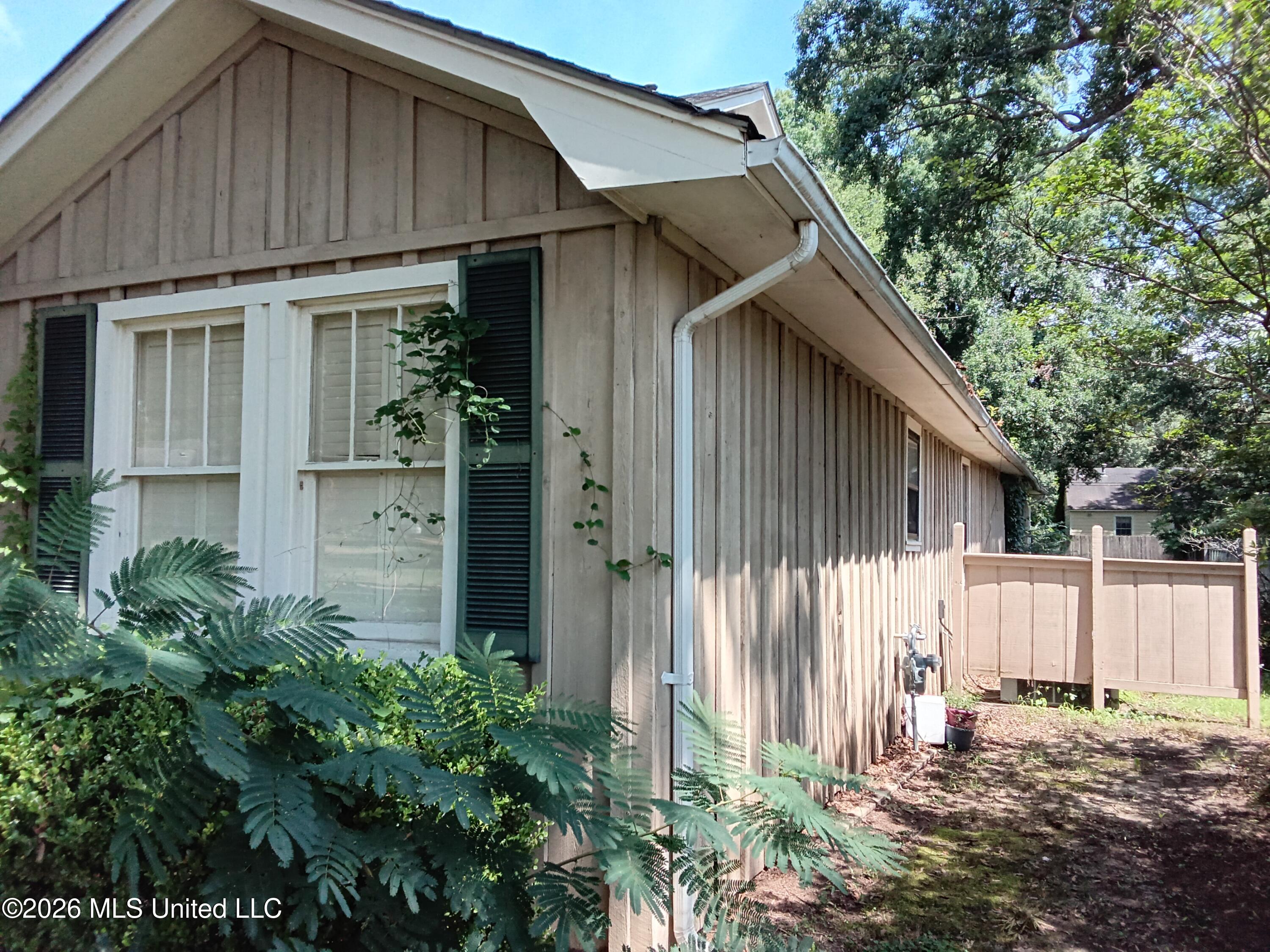 607 E Percy Street Property Photo 6