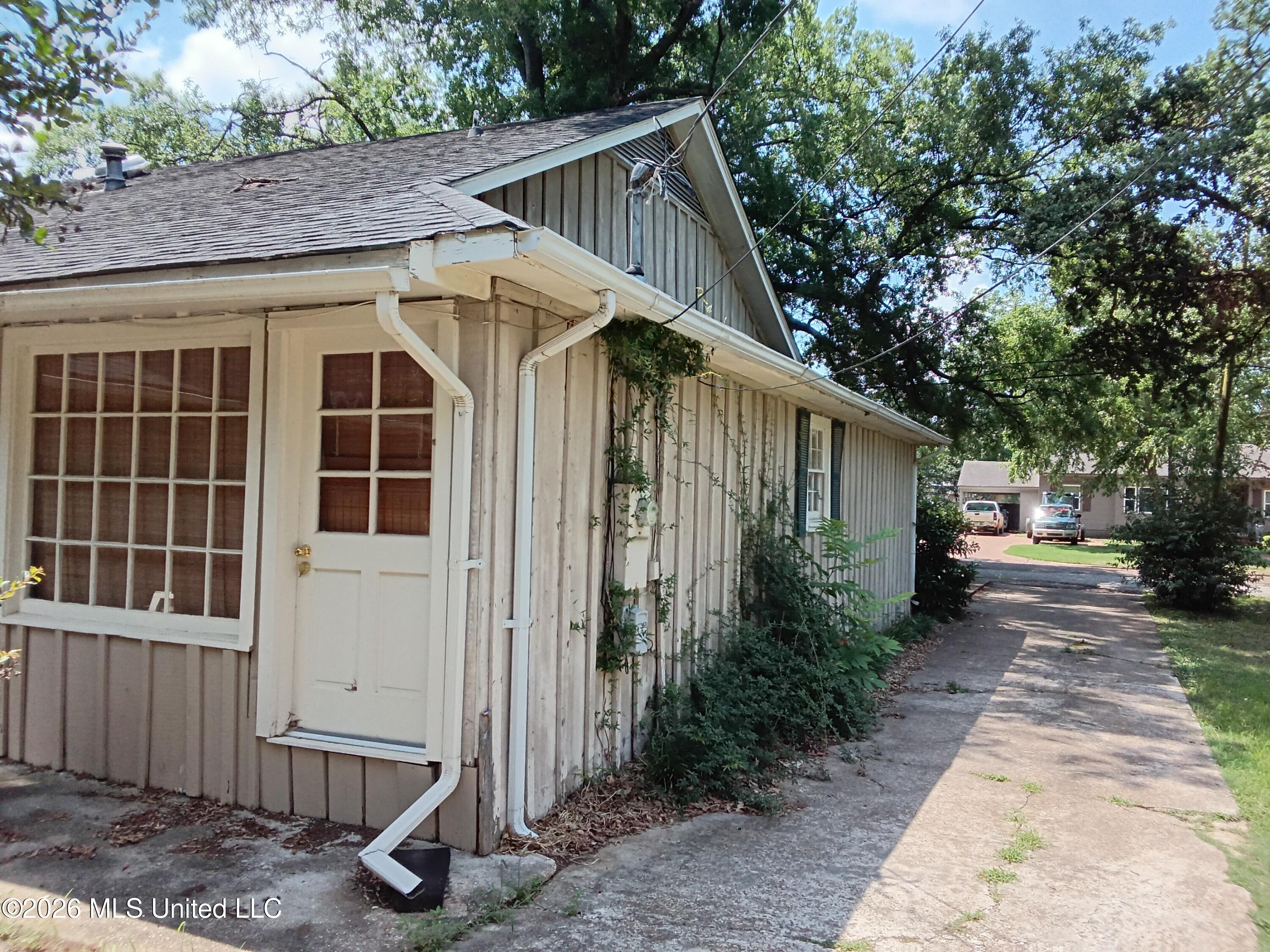607 E Percy Street Property Photo 7