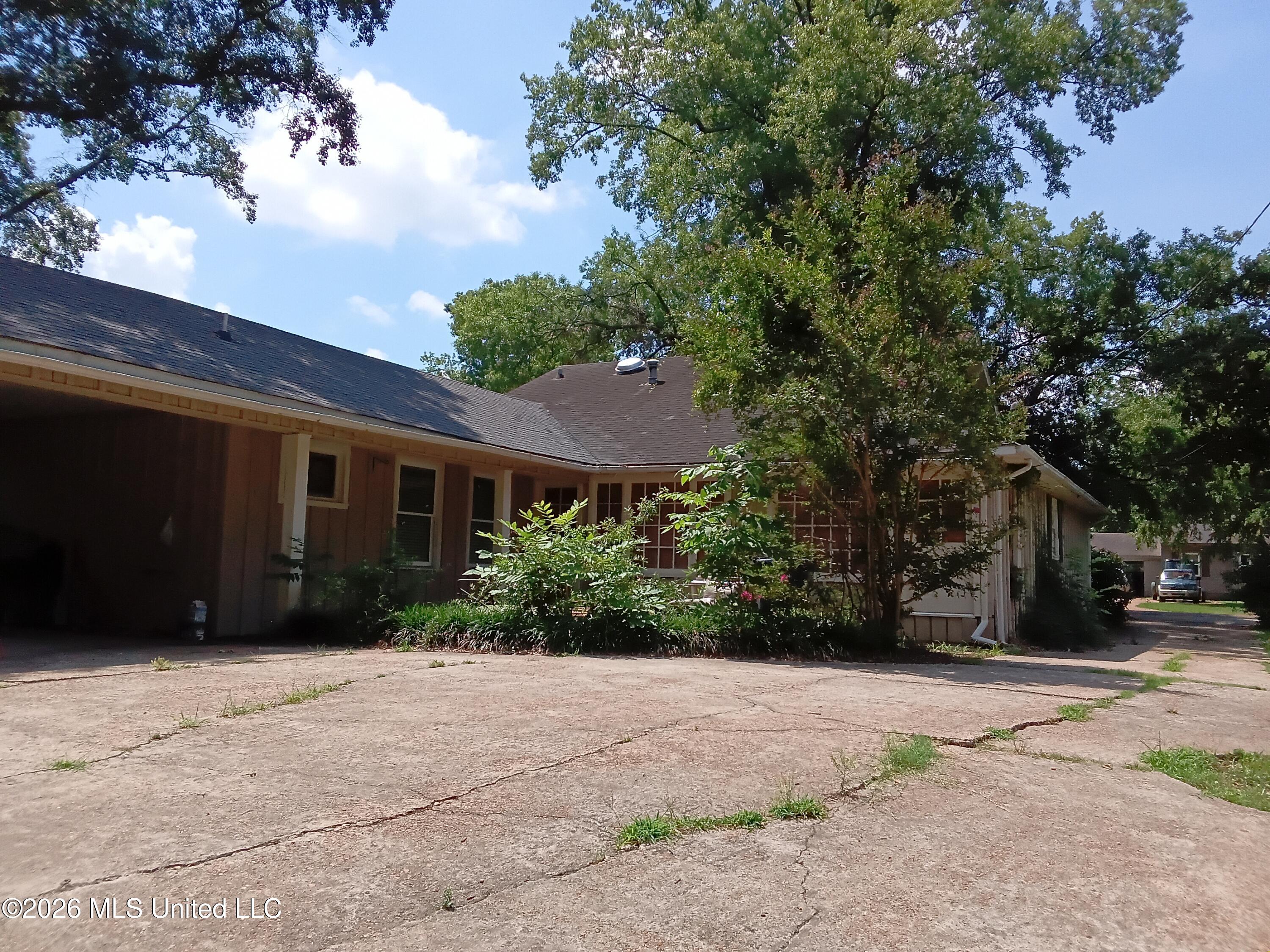 607 E Percy Street Property Photo 8