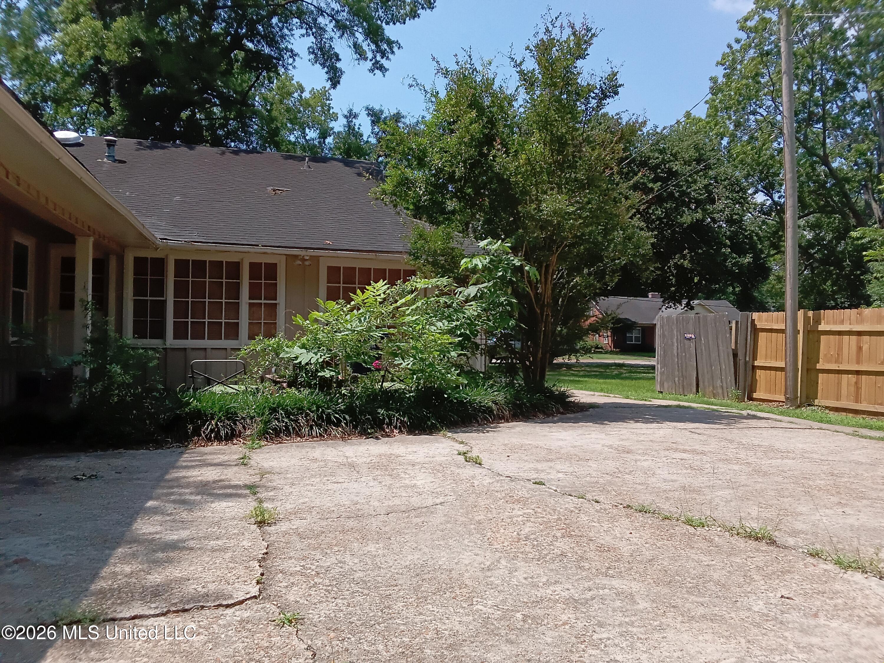 607 E Percy Street Property Photo 9
