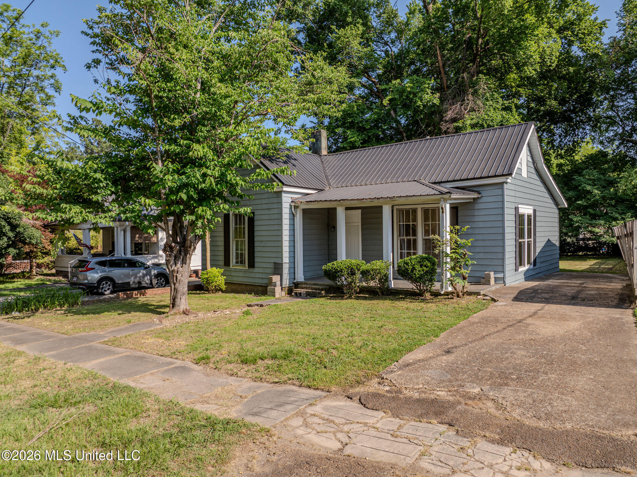 335 E College Avenue Property Photo 1