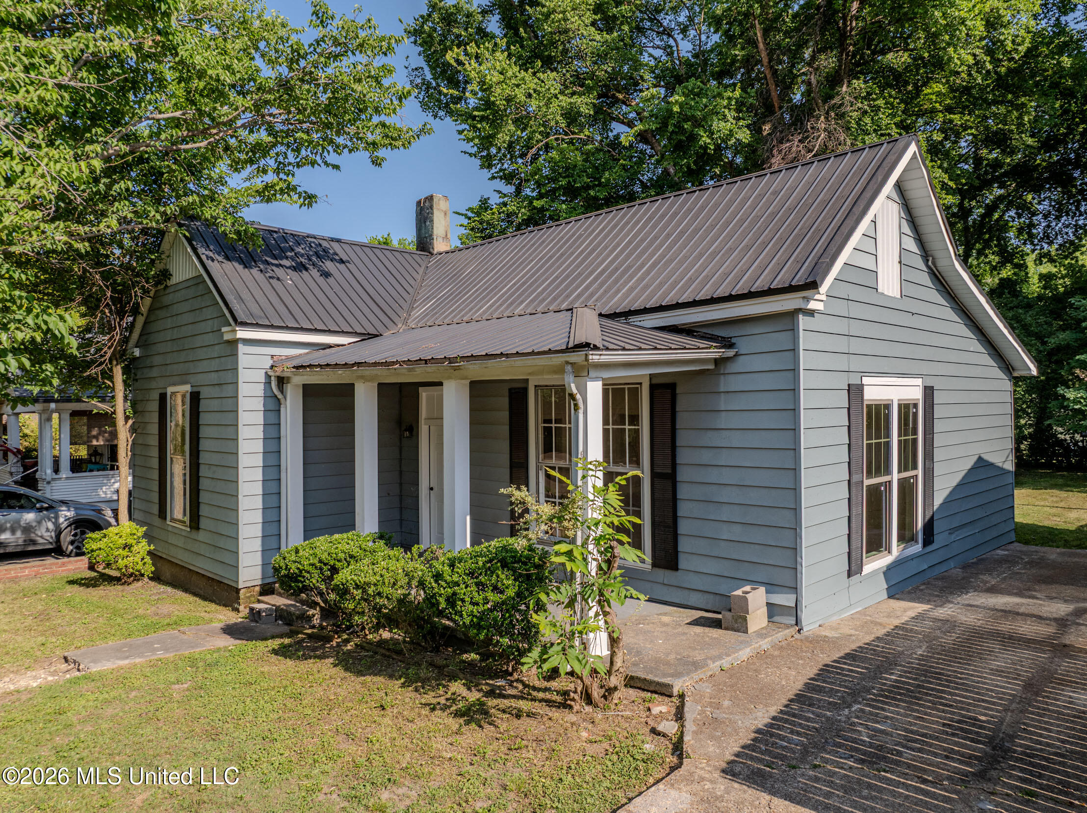 335 E College Avenue Property Photo 2