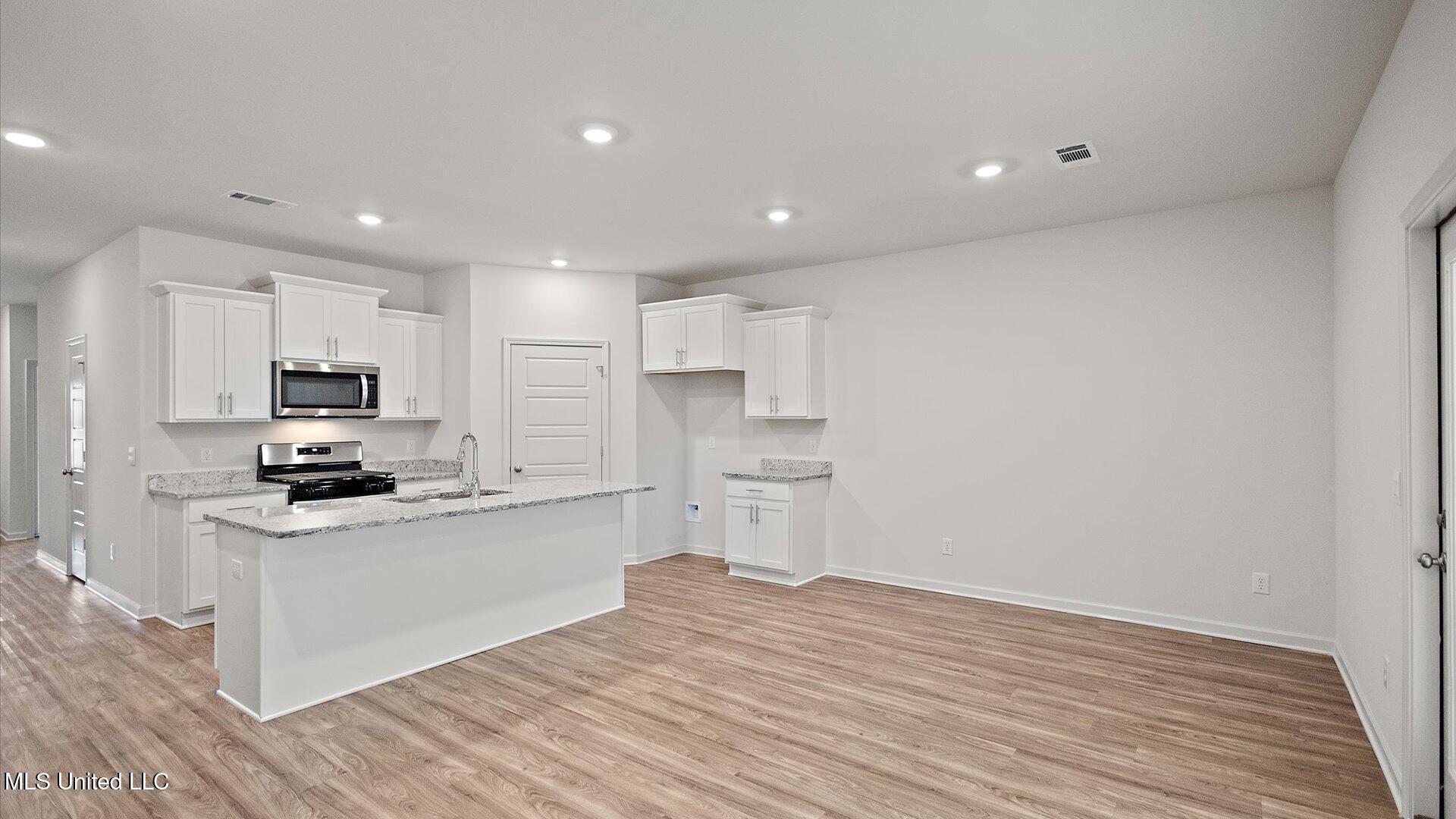723 Honeysuckle Loop Property Photo 6