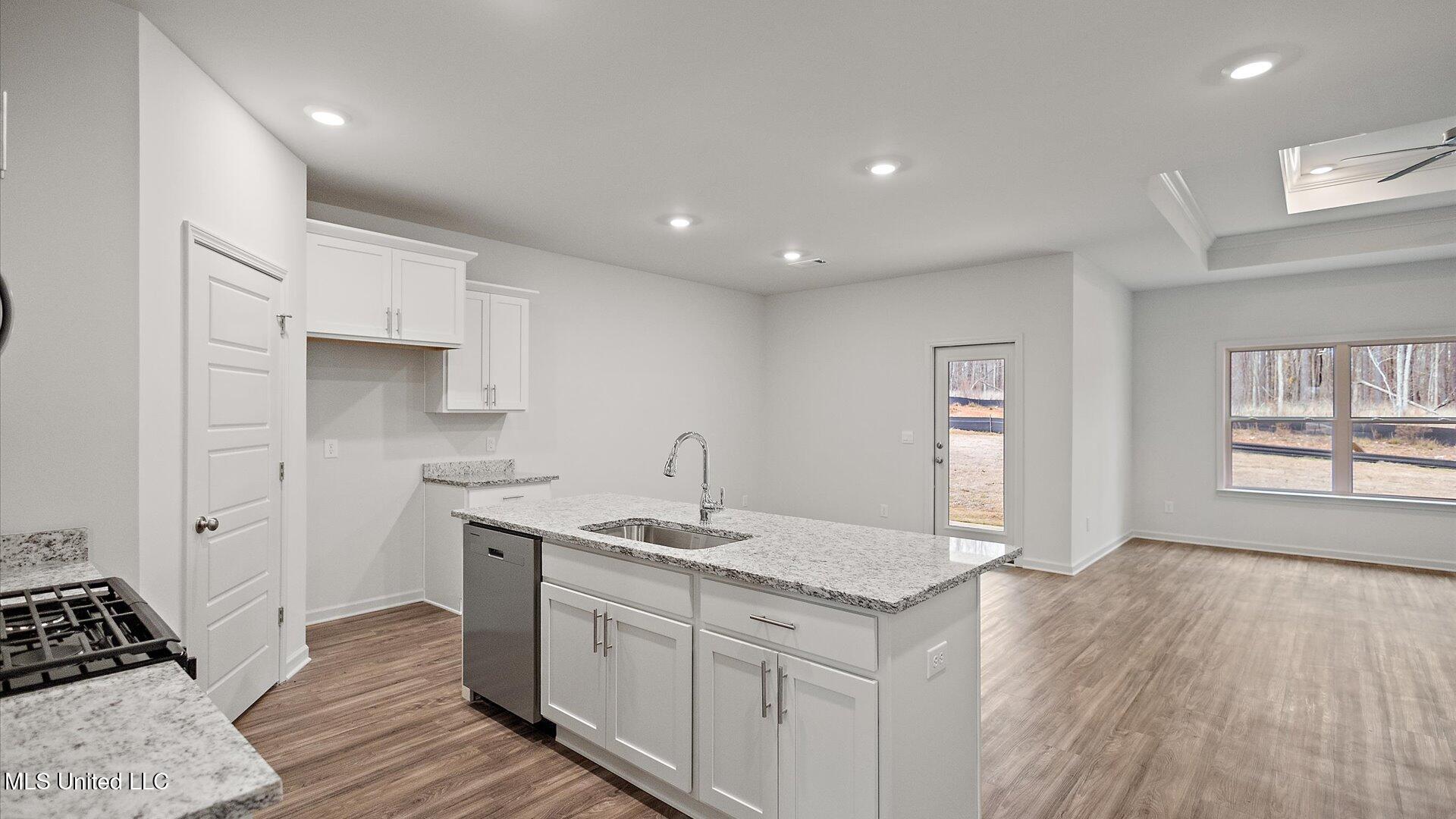 723 Honeysuckle Loop Property Photo 8