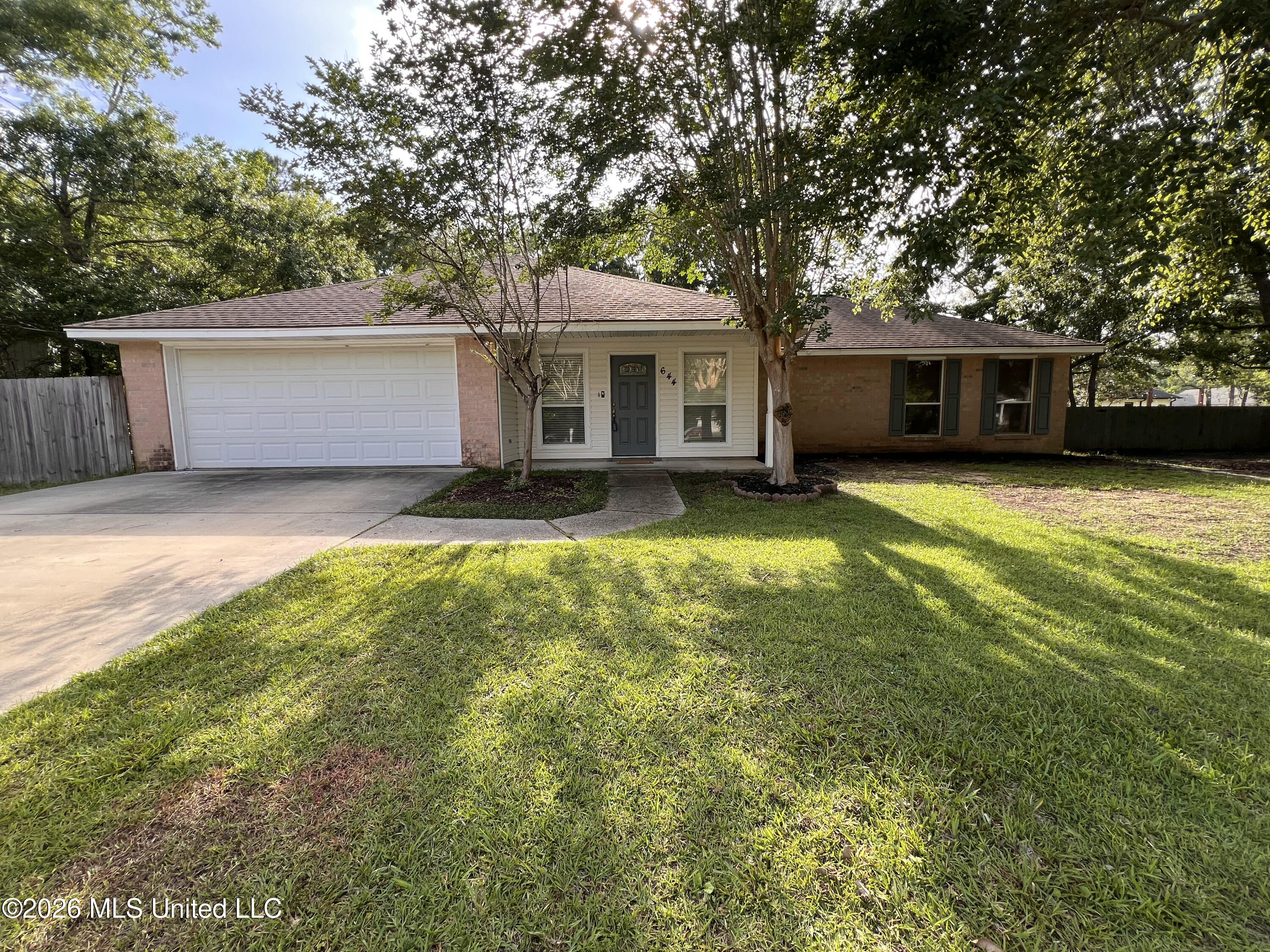 644 Iona Street Property Photo 1