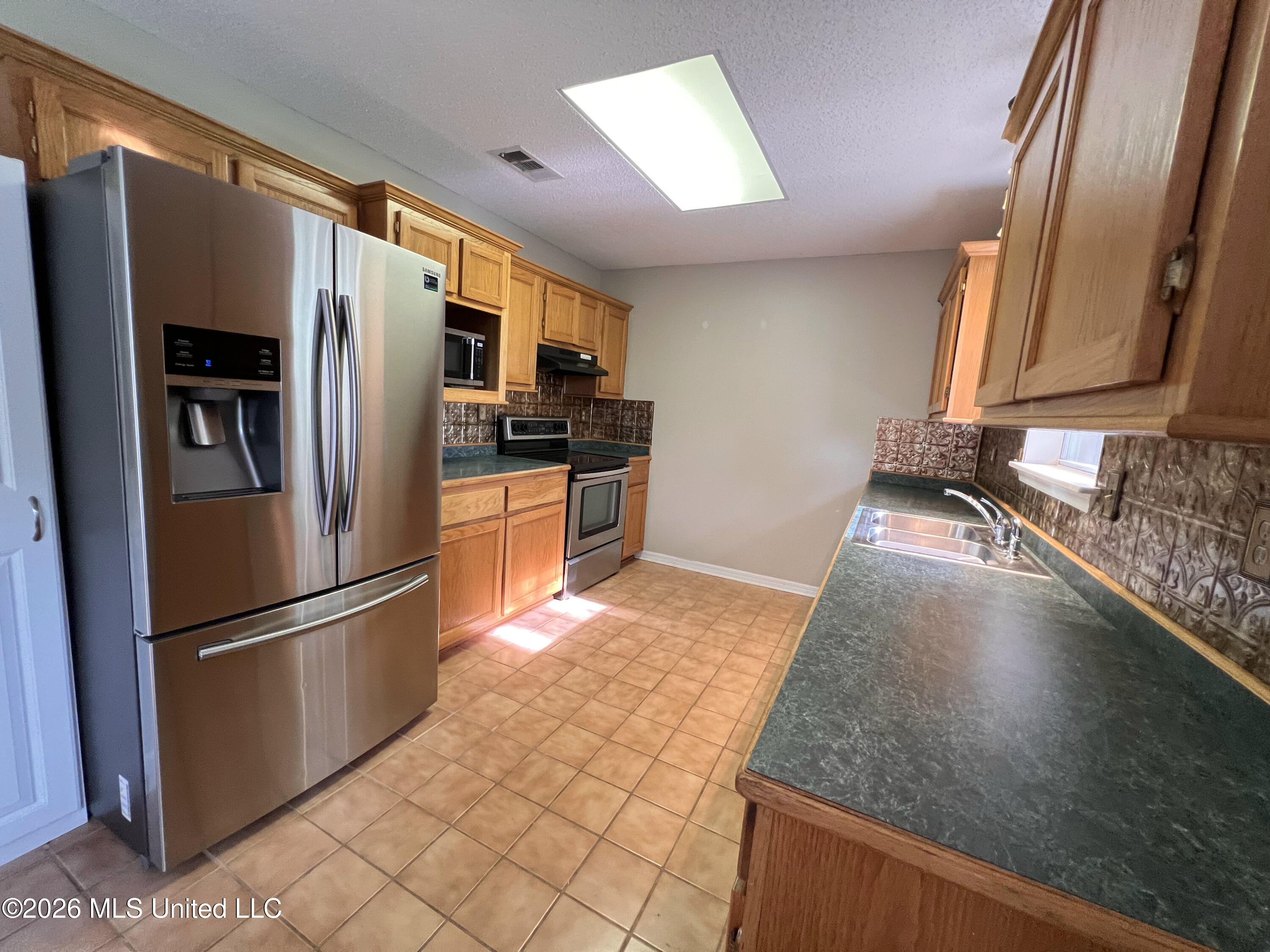 644 Iona Street Property Photo 3