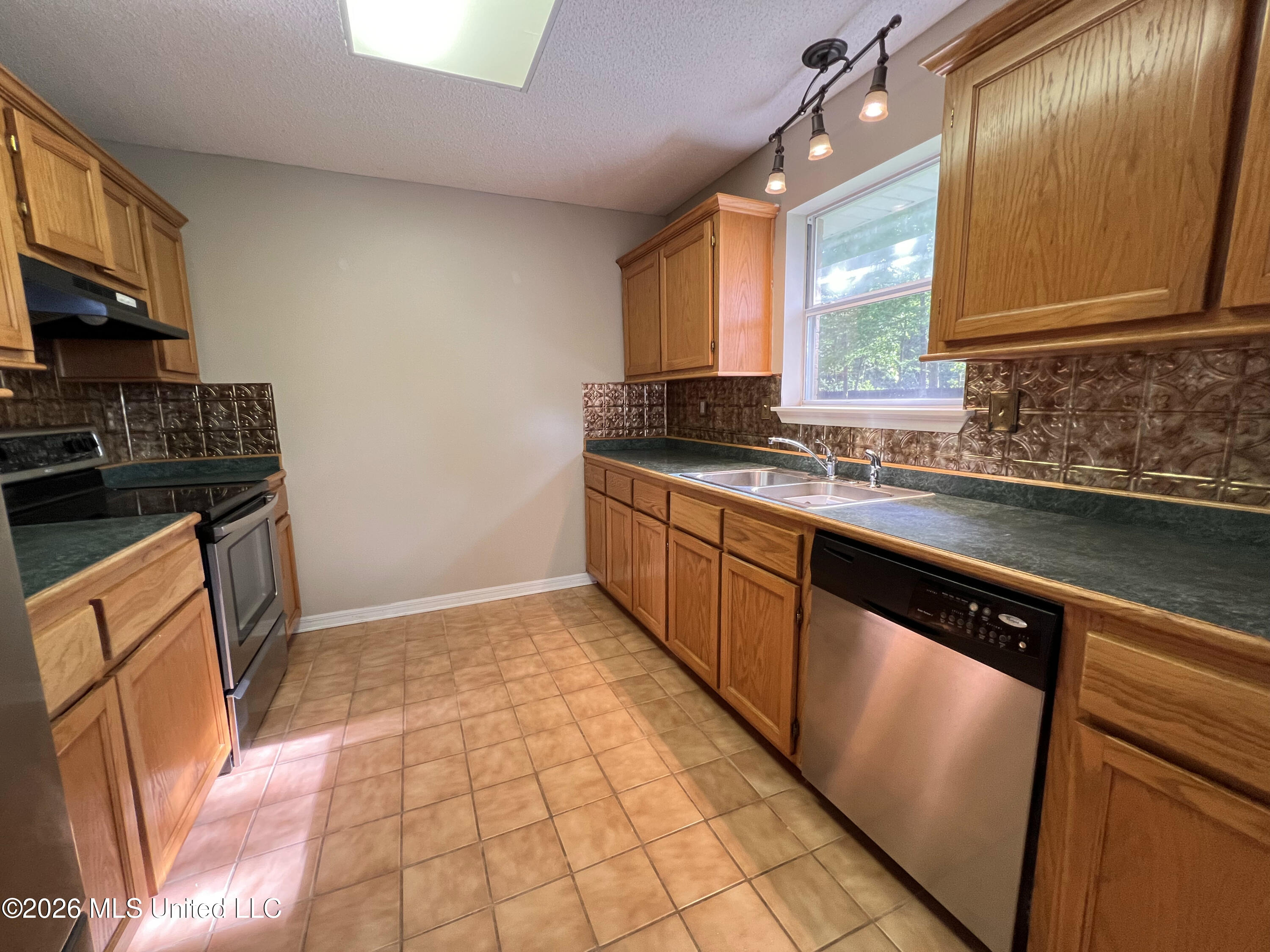 644 Iona Street Property Photo 4