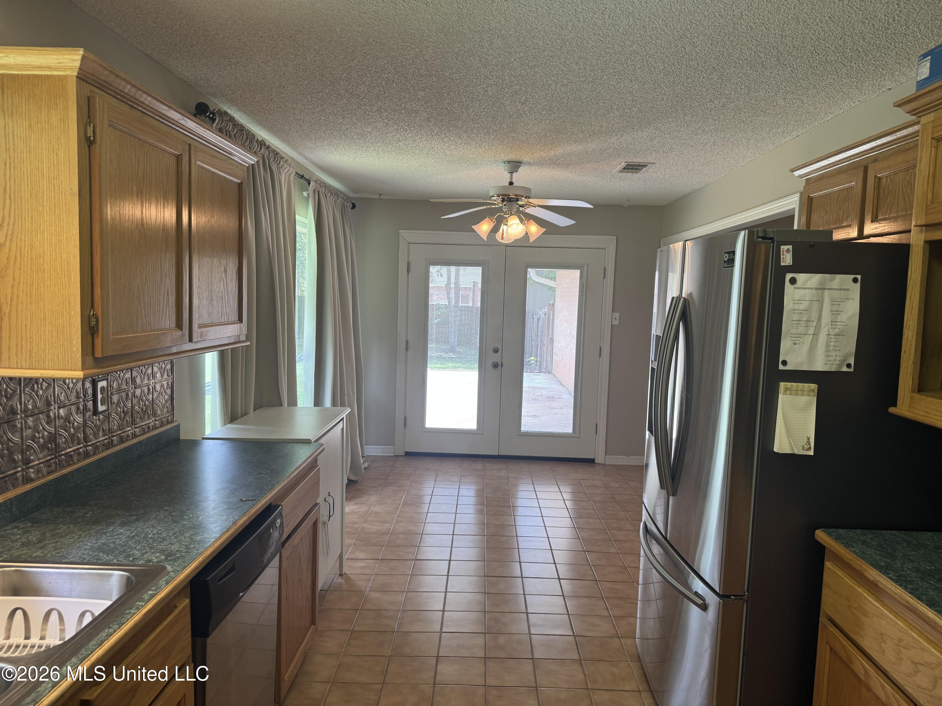 644 Iona Street Property Photo 5