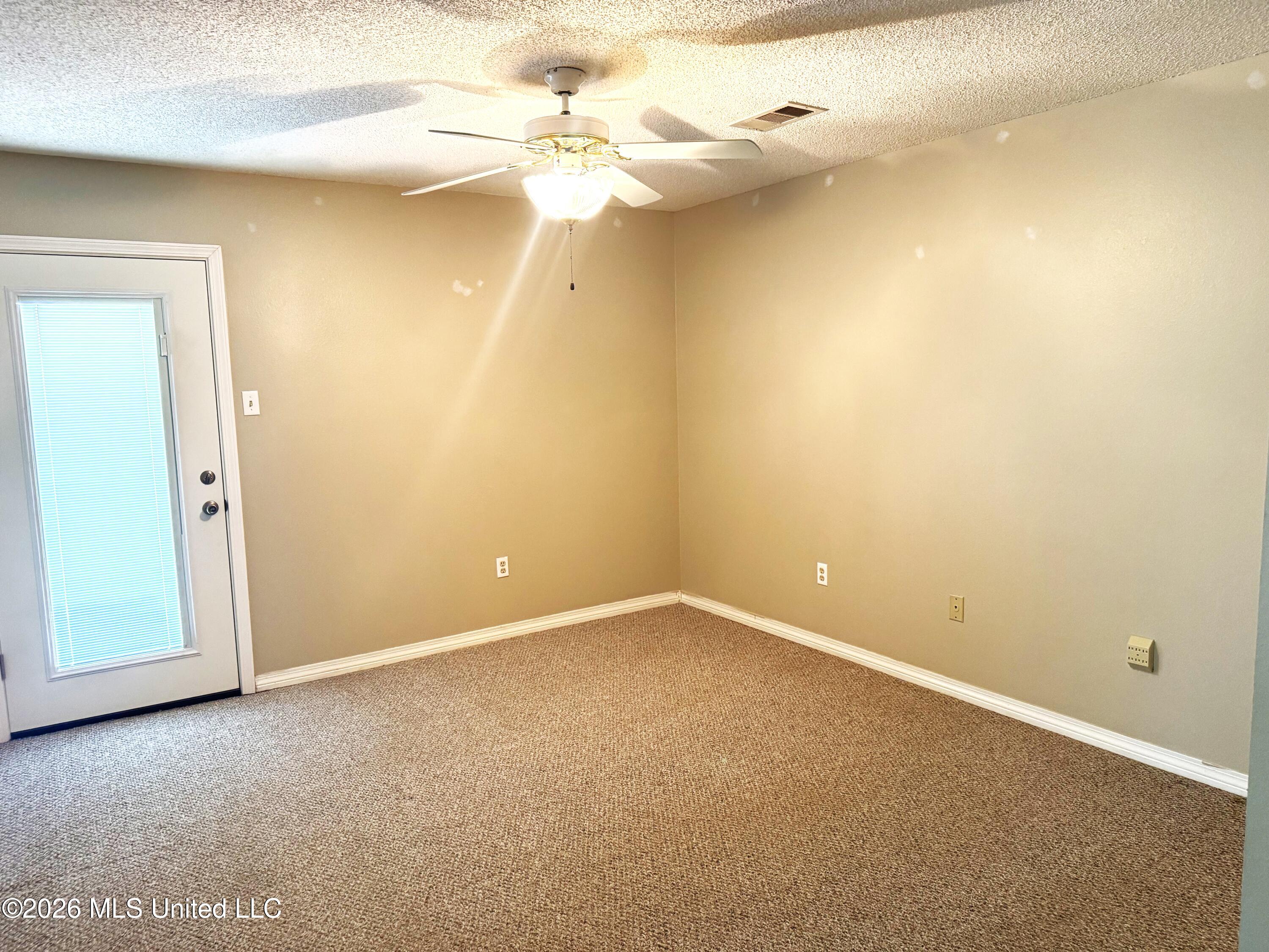 644 Iona Street Property Photo 6