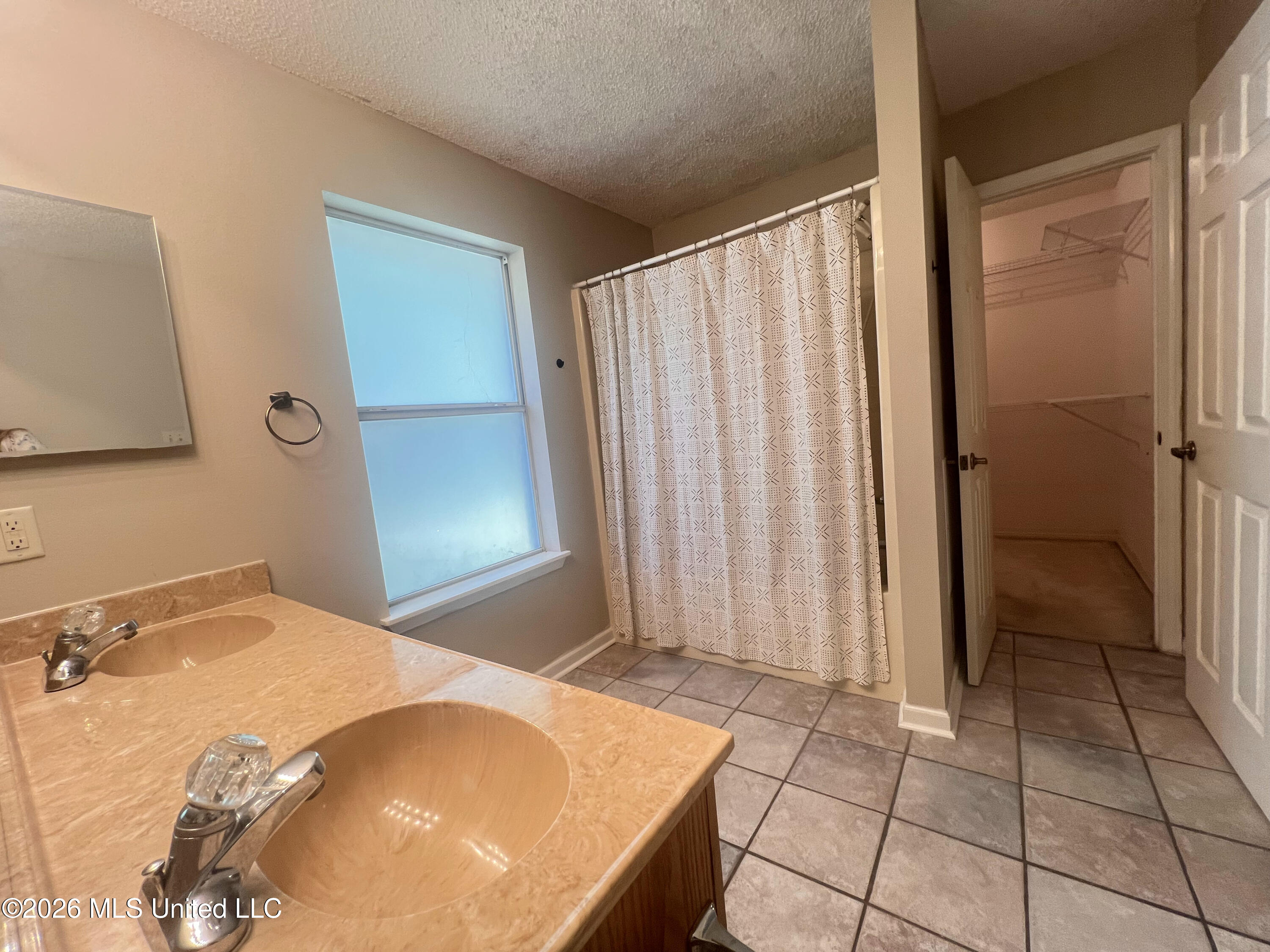 644 Iona Street Property Photo 7