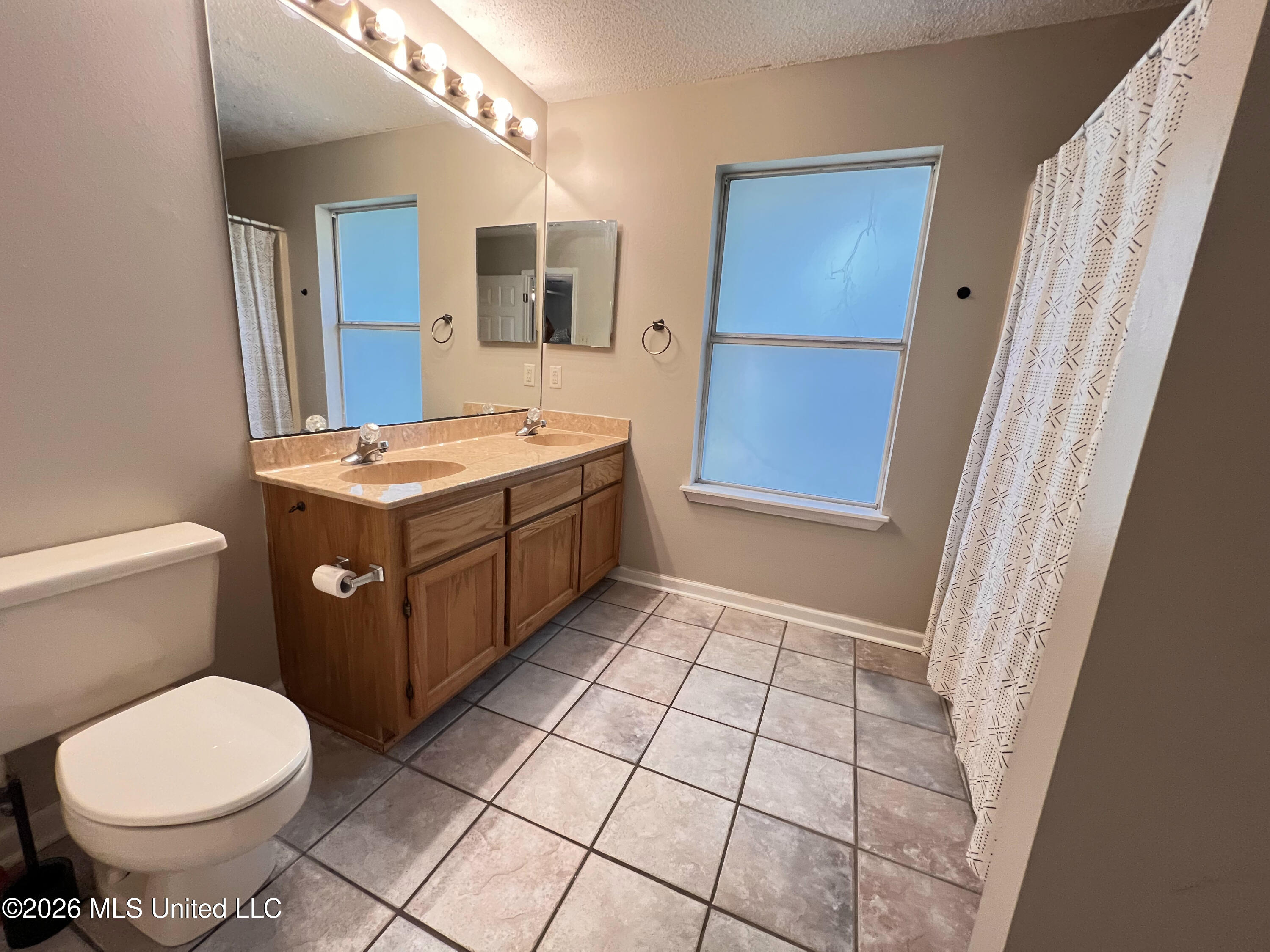 644 Iona Street Property Photo 8