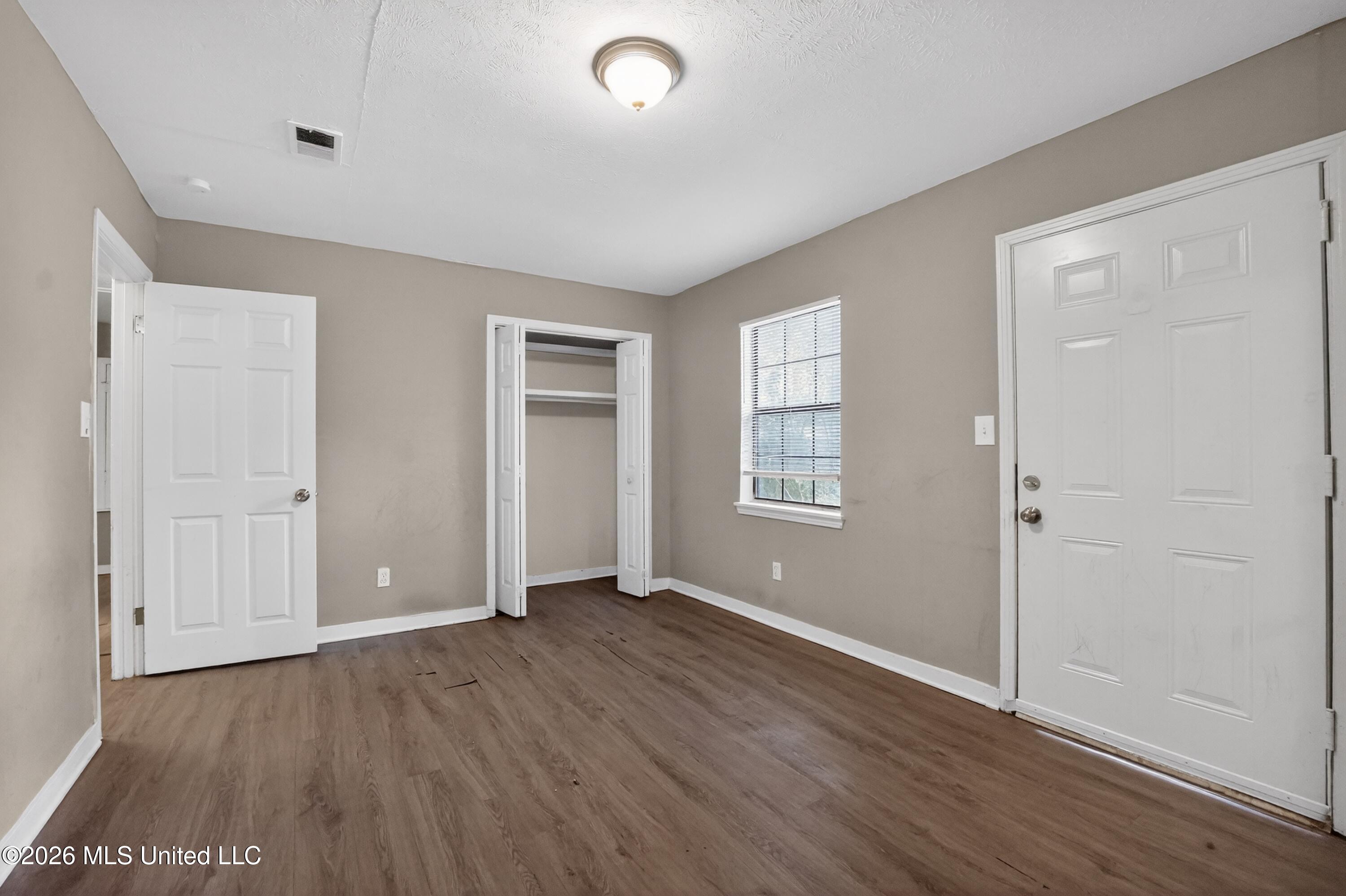 1734 Wood Glen Property Photo 7