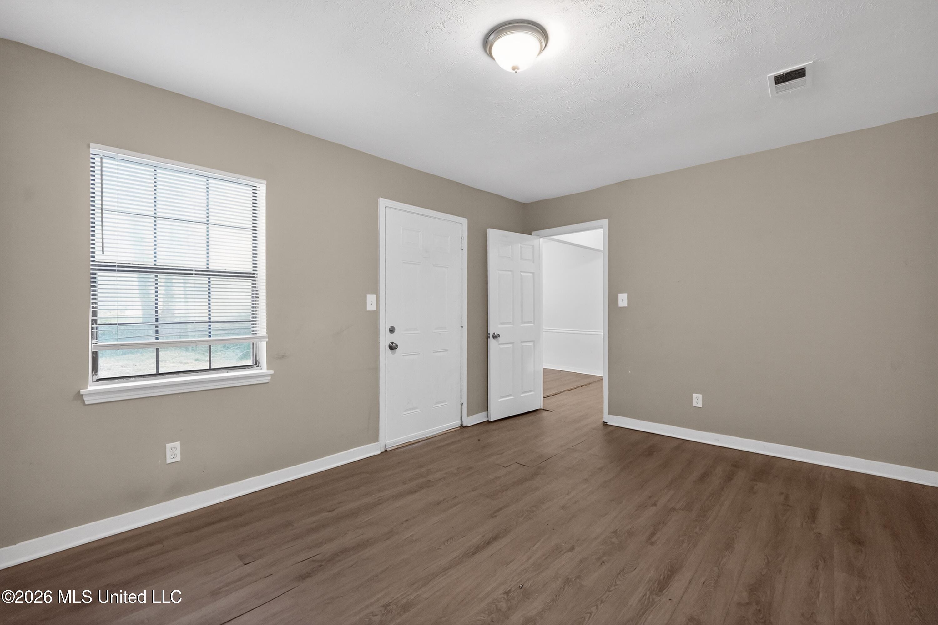 1734 Wood Glen Property Photo 13