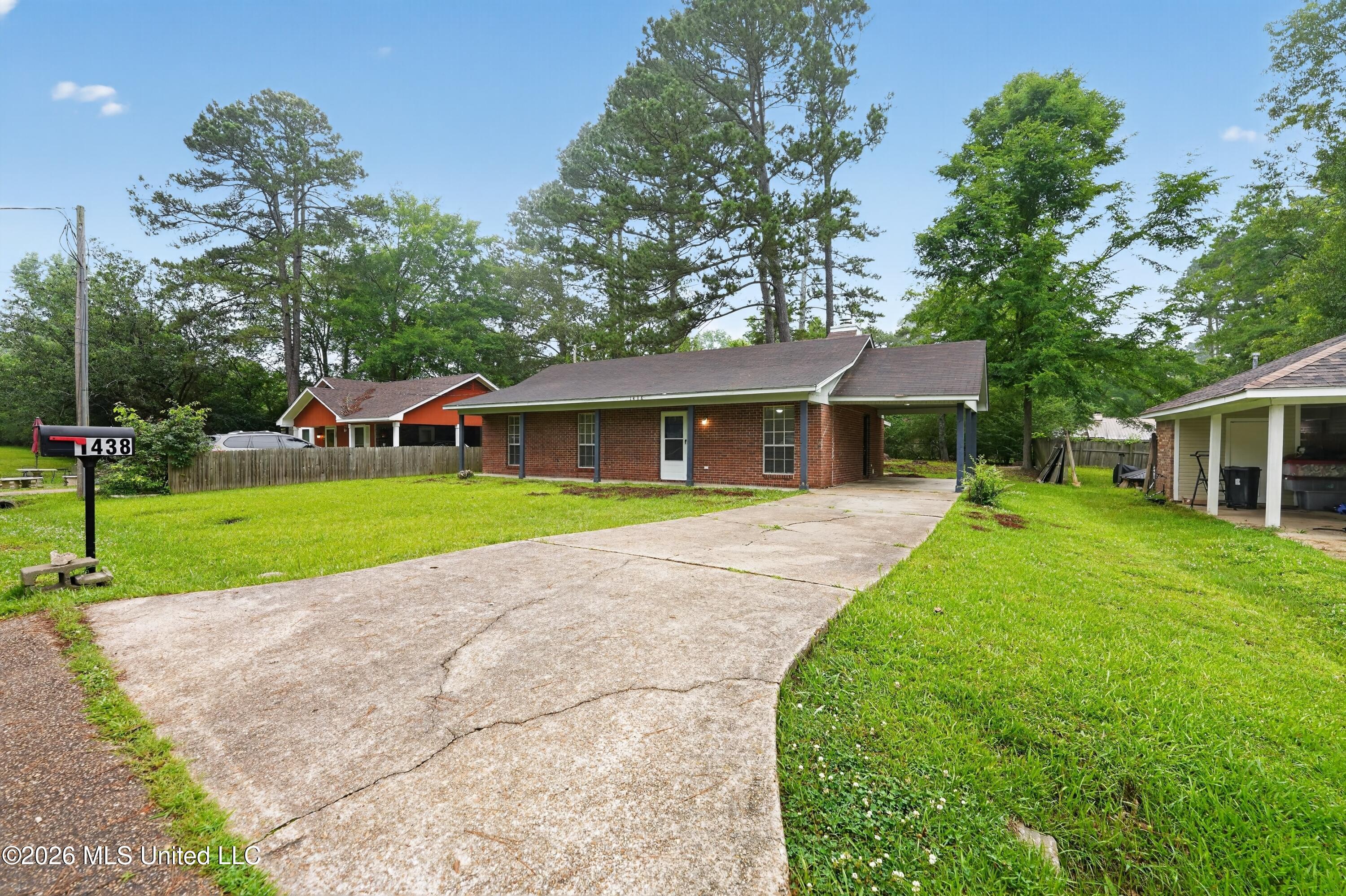 1438 Summit Avenue Property Photo 3