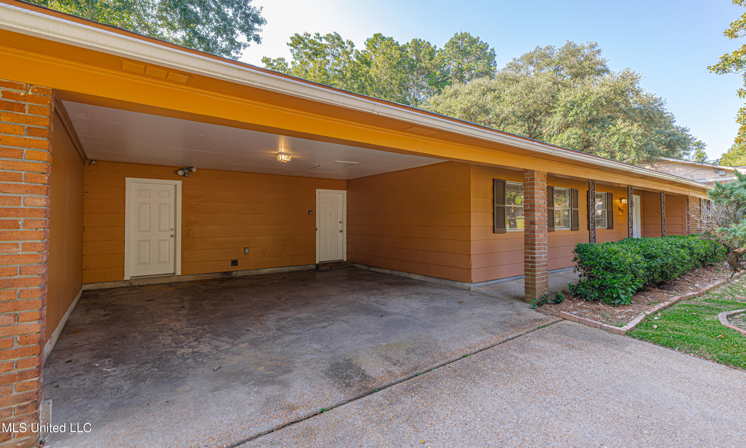 1011 Laurelwood Drive Property Photo 3
