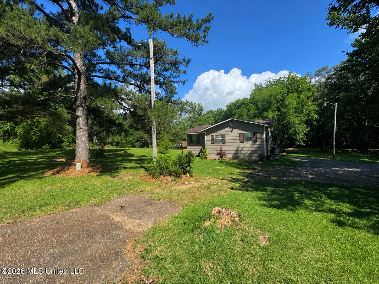 1484 Clinton Raymond Road Property Photo 2