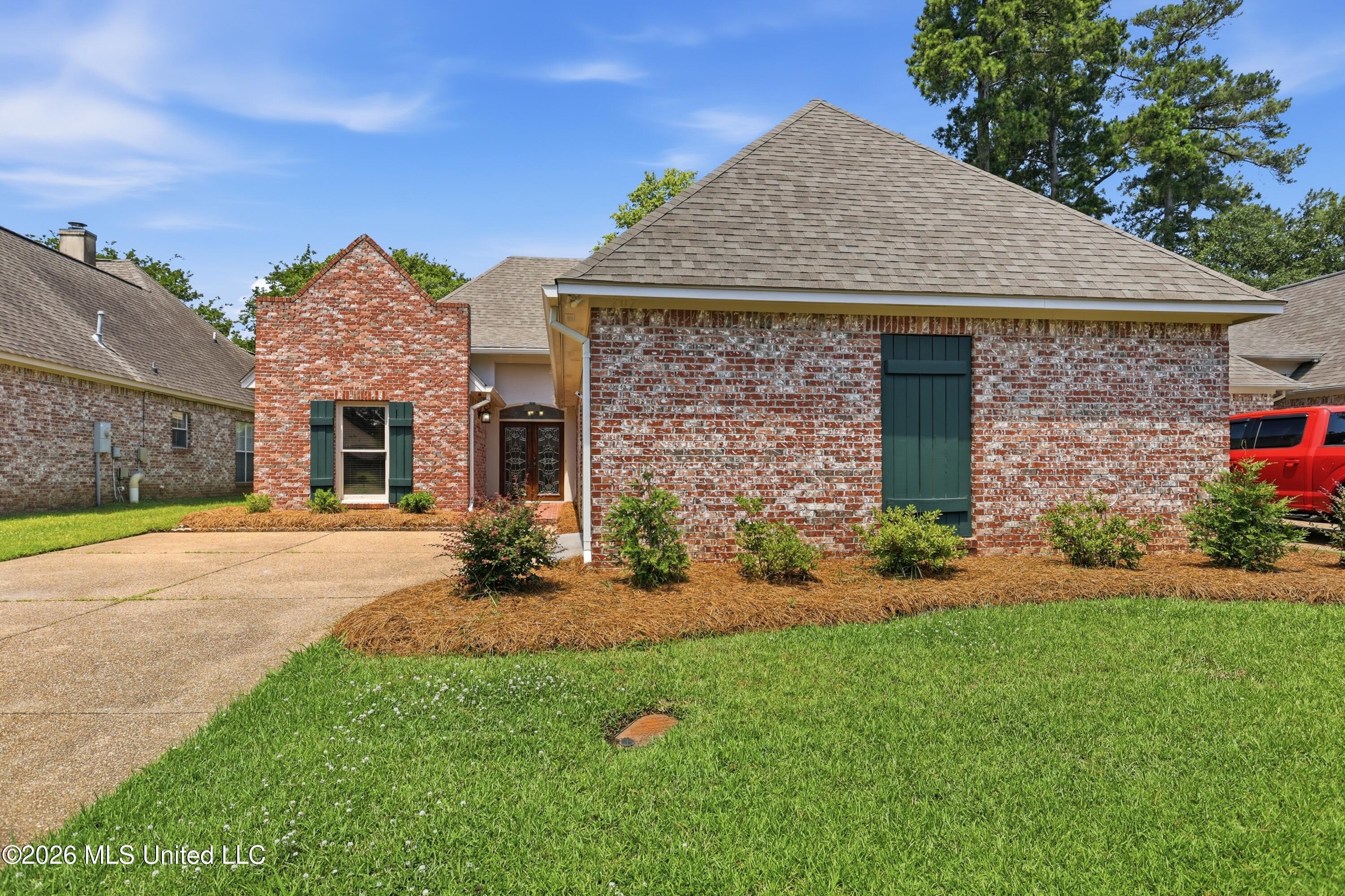 707 Versailles Drive Property Photo 1