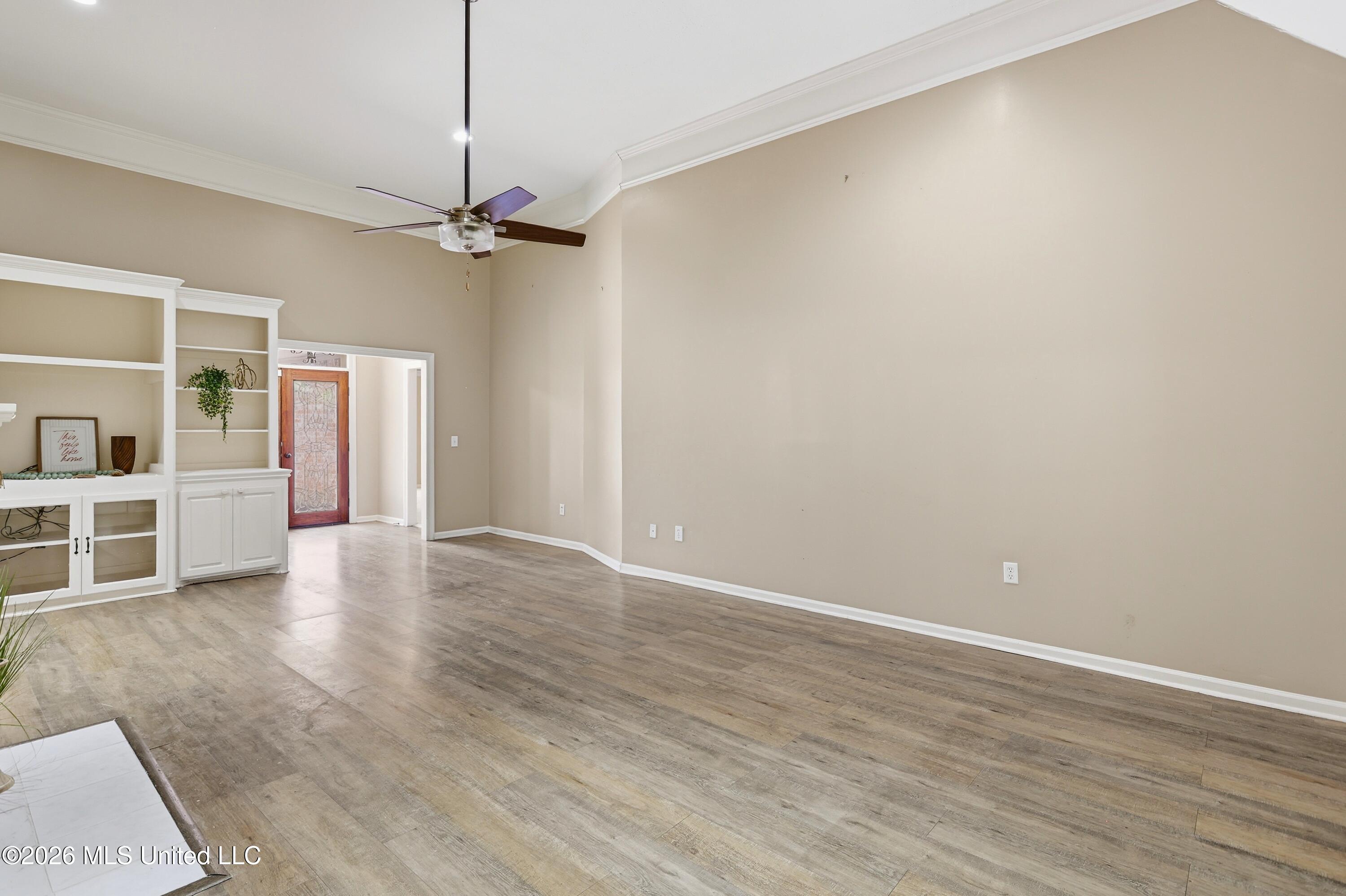 707 Versailles Drive Property Photo 6