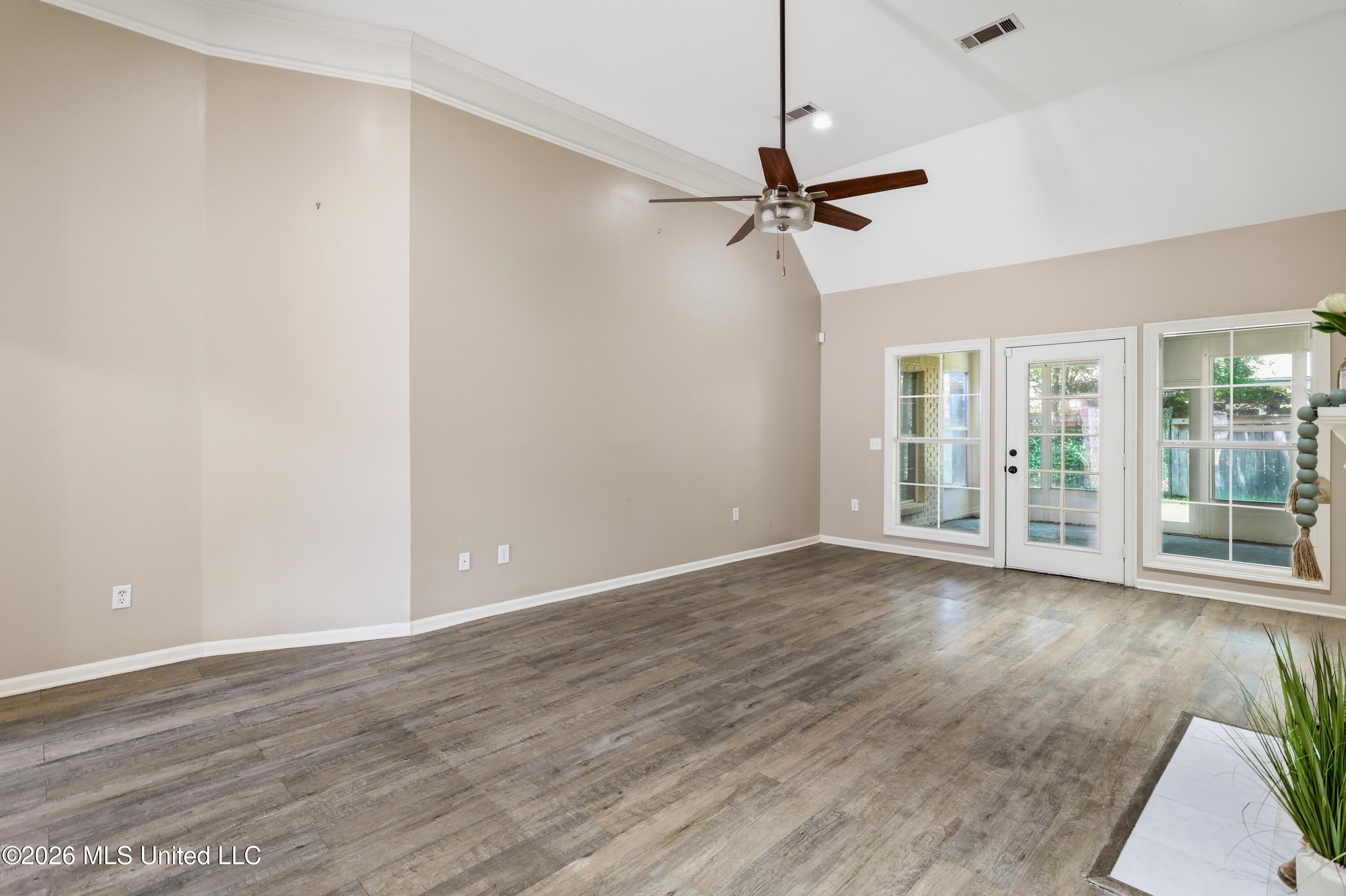 707 Versailles Drive Property Photo 8