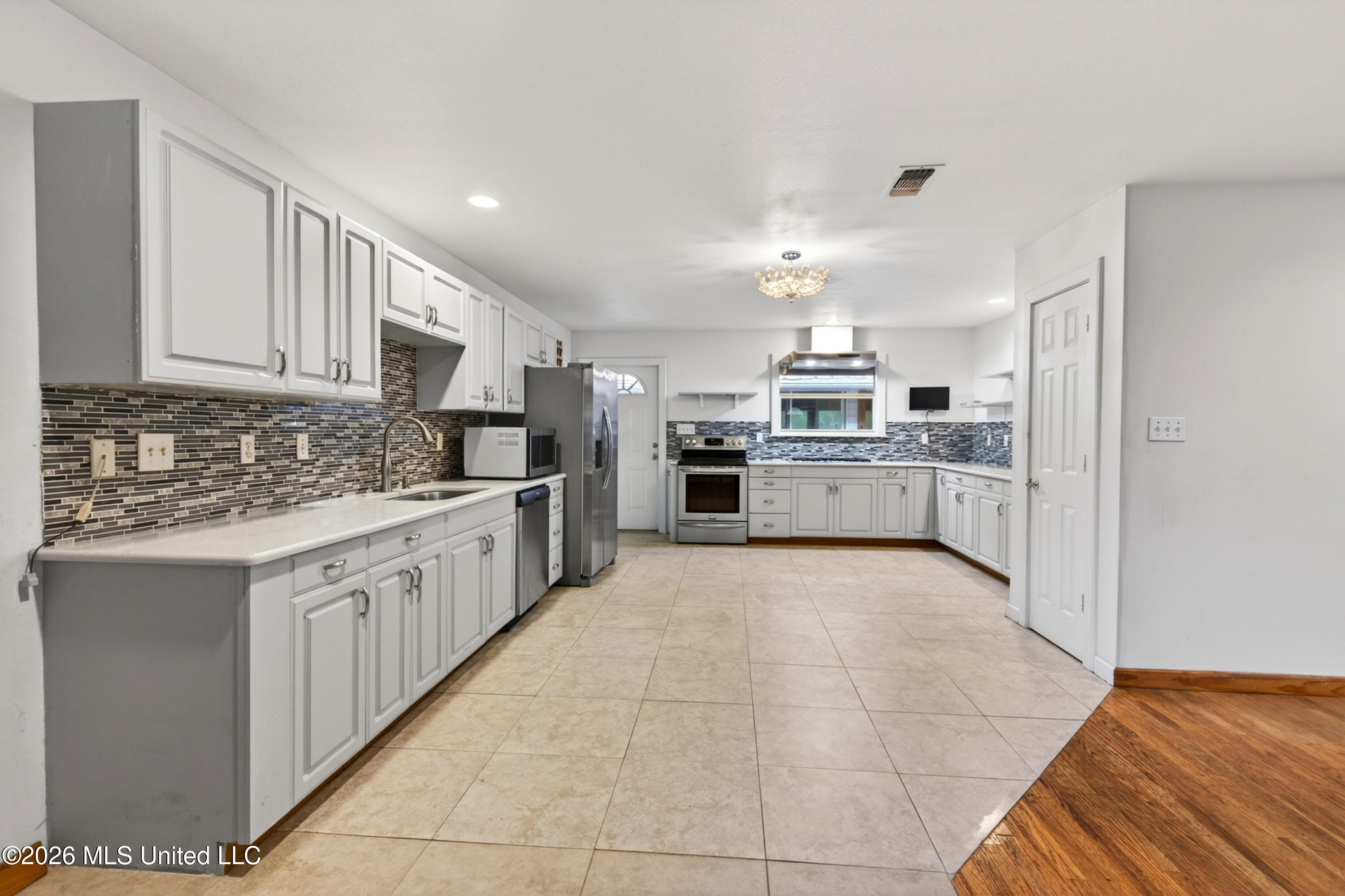 19119 E Highland Drive Property Photo 10