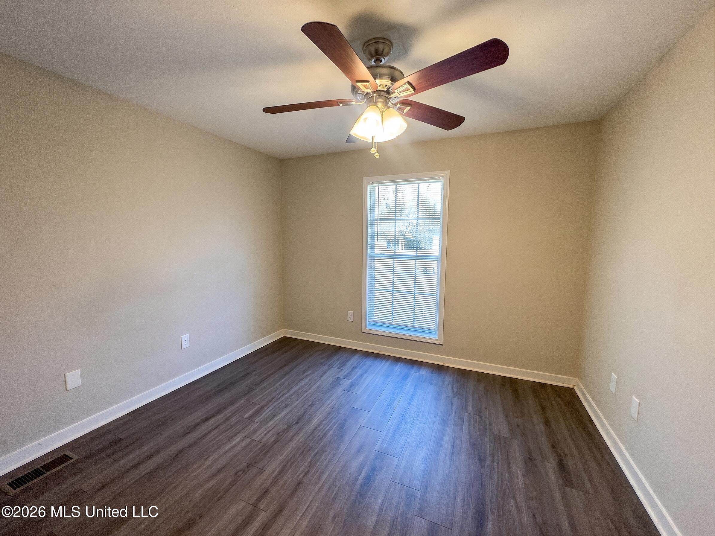 305 Alder Cove Property Photo 7
