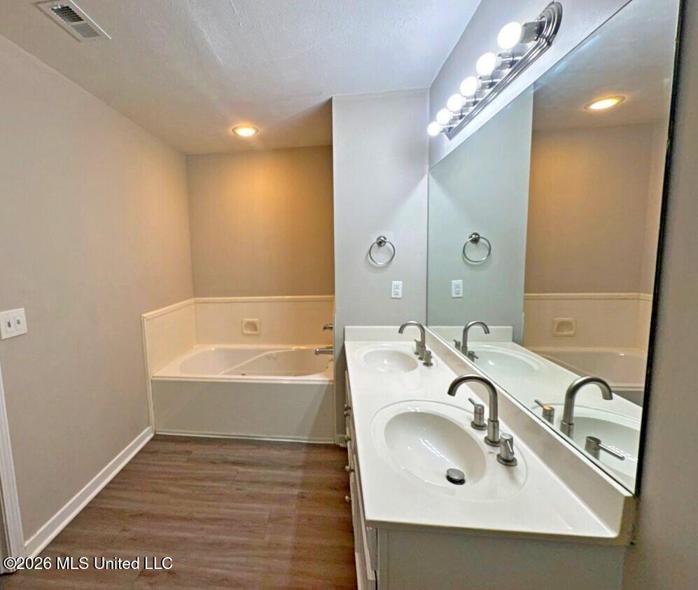 305 Alder Cove Property Photo 10