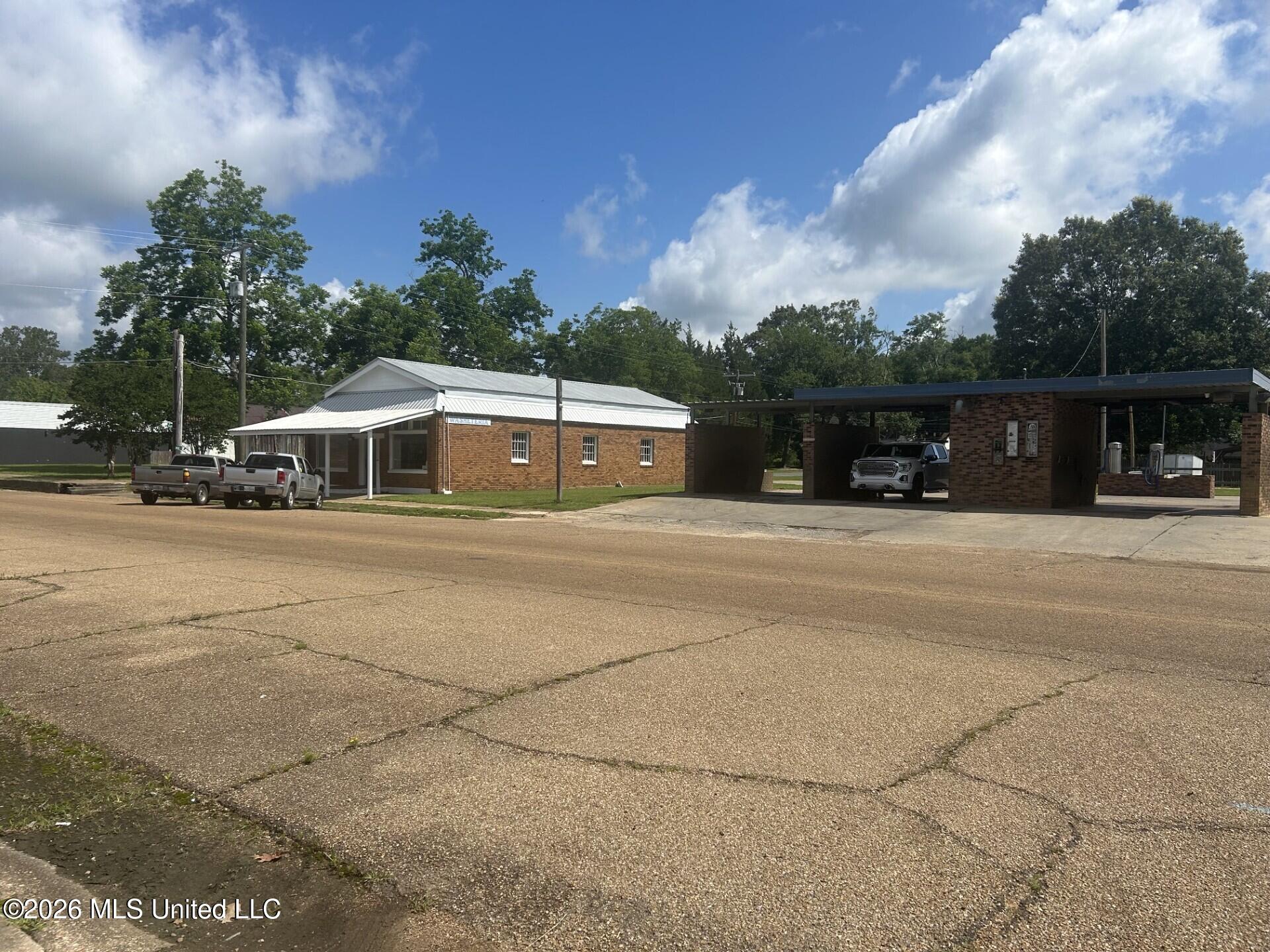 307 E Main Street Property Photo 2