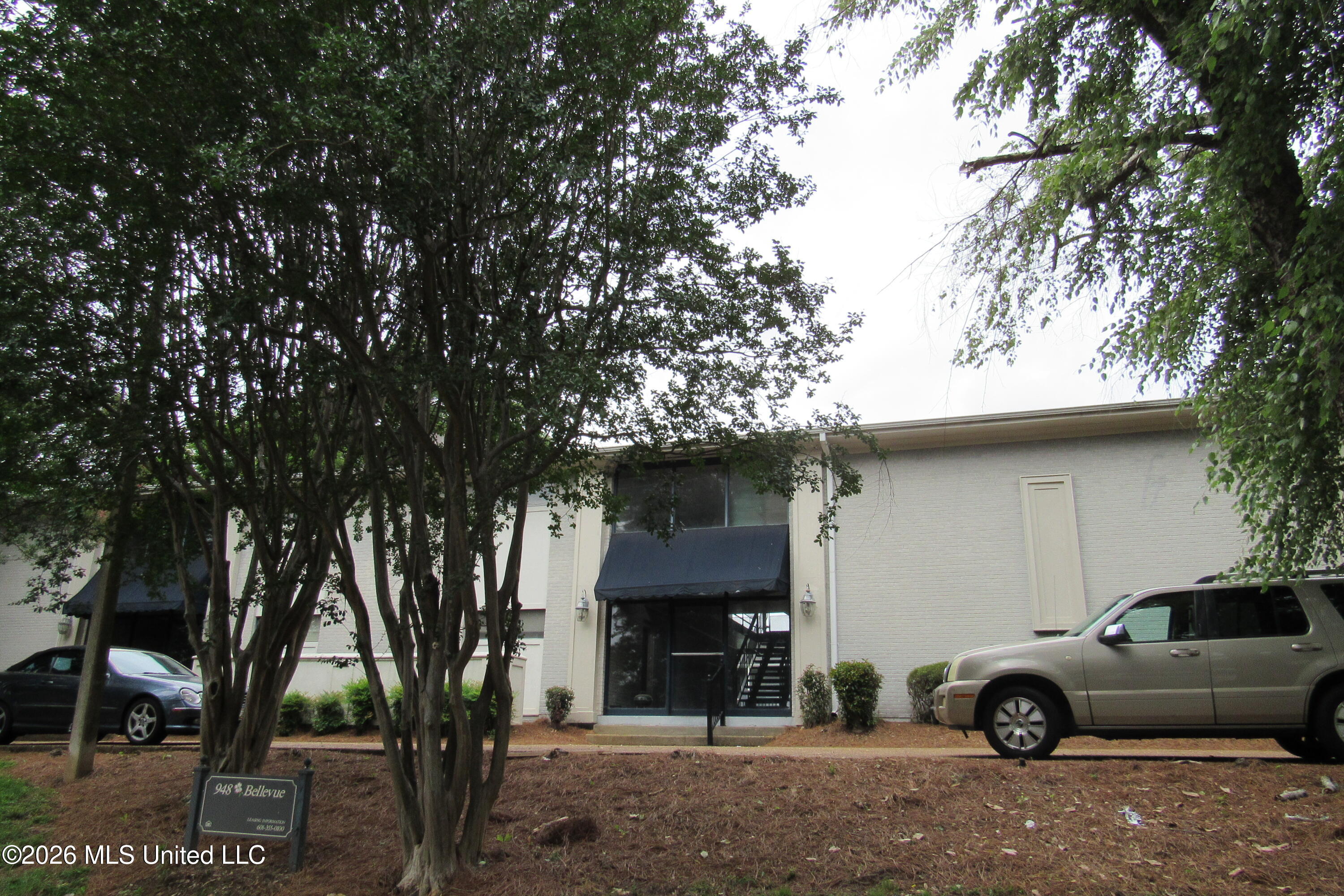948 Bellevue Place Property Photo 2