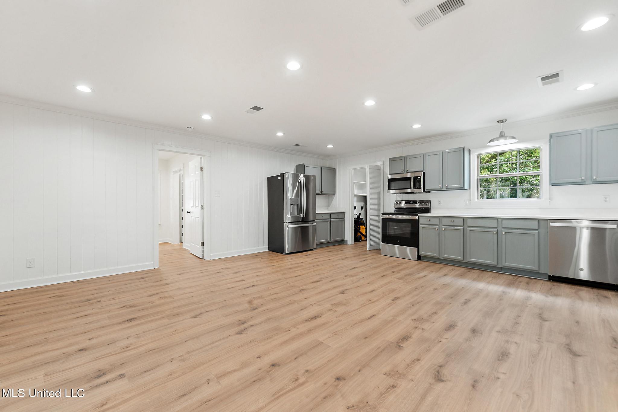 426 Demontluzin Avenue Property Photo 25