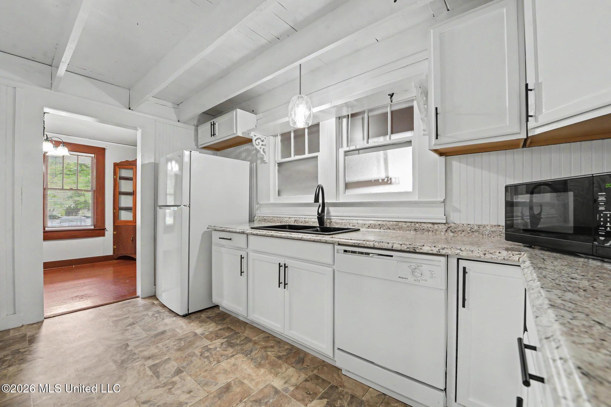 388 Oak Street Property Photo 8