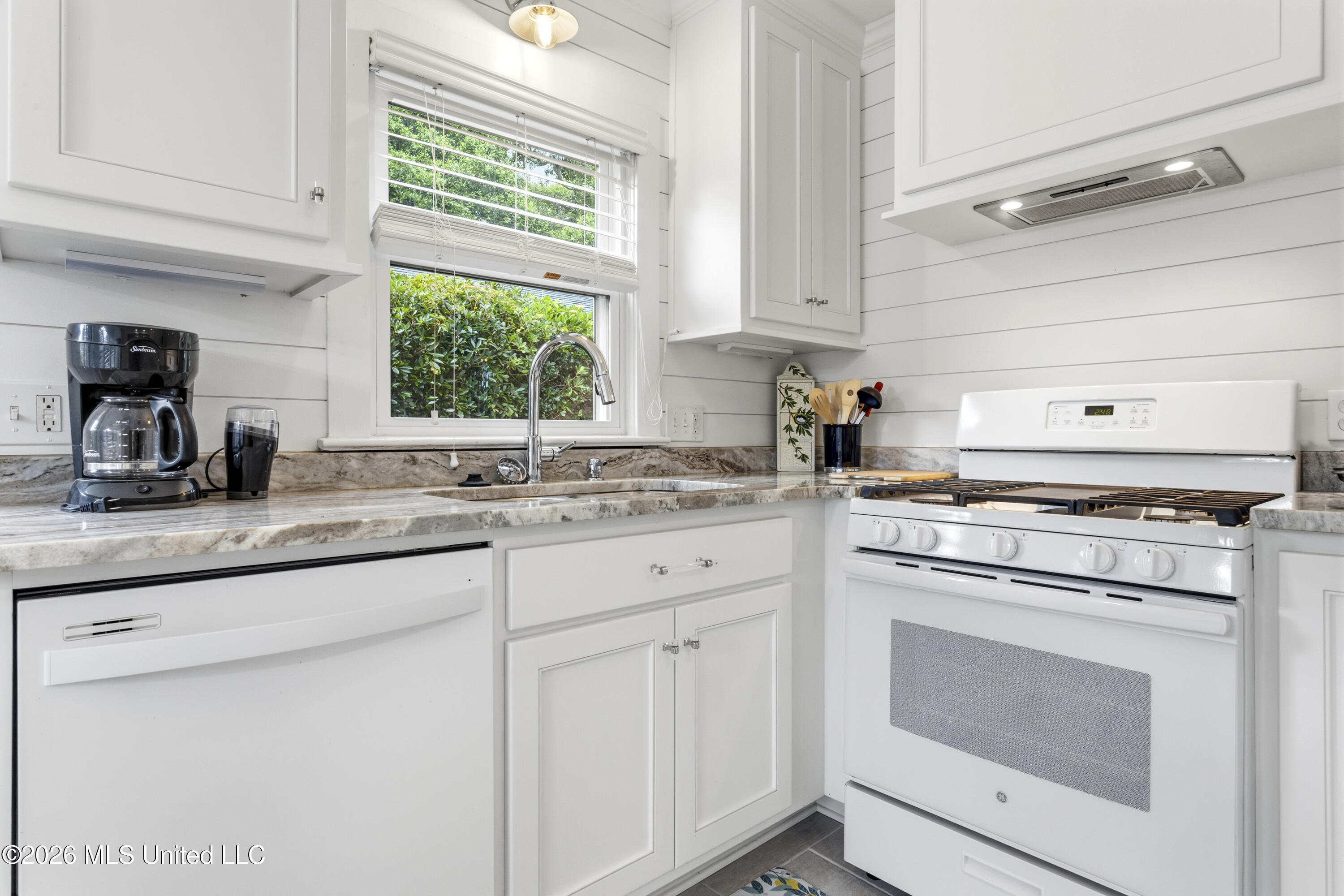 1000 27th Street Property Photo 12