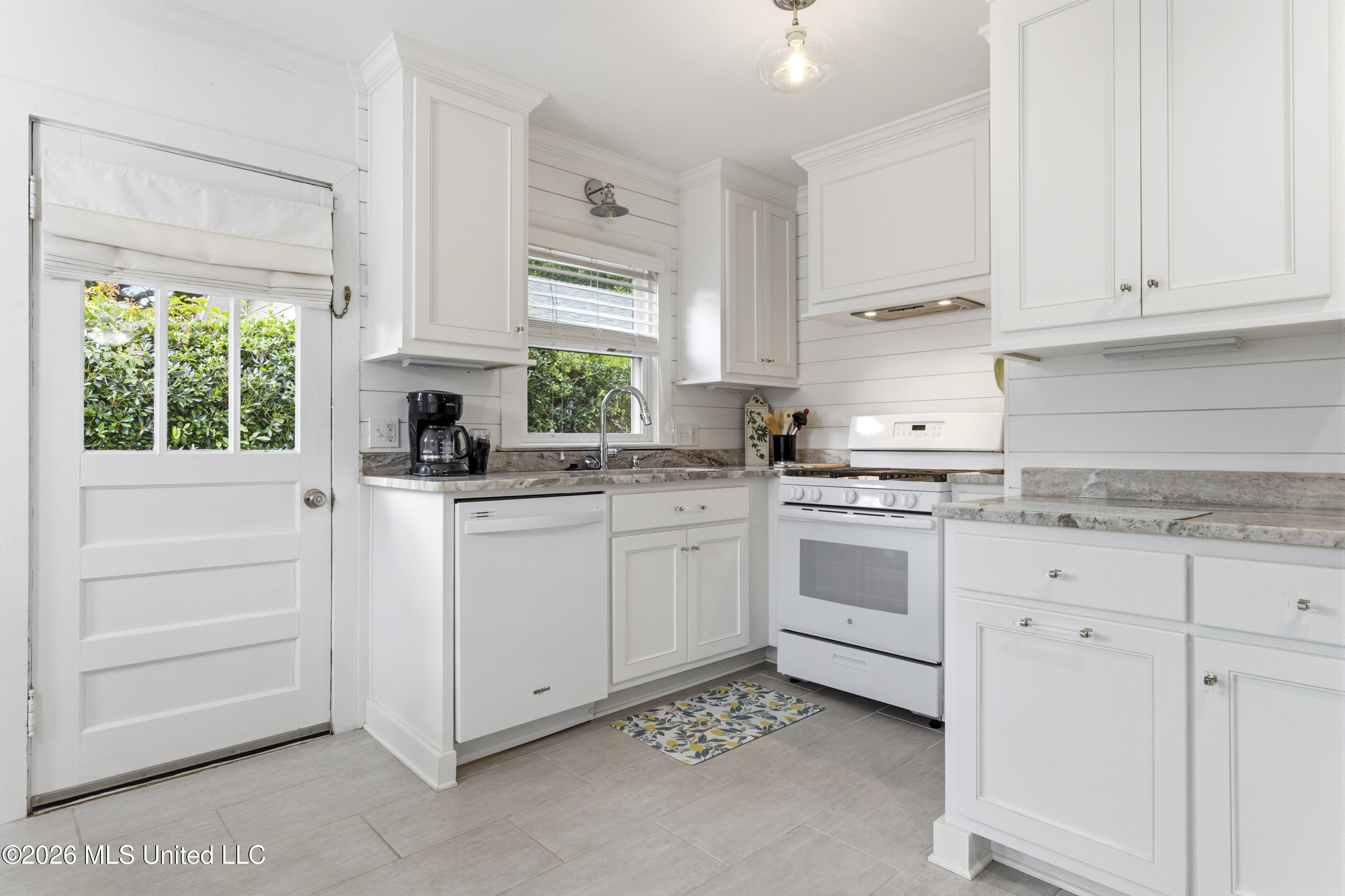 1000 27th Street Property Photo 10